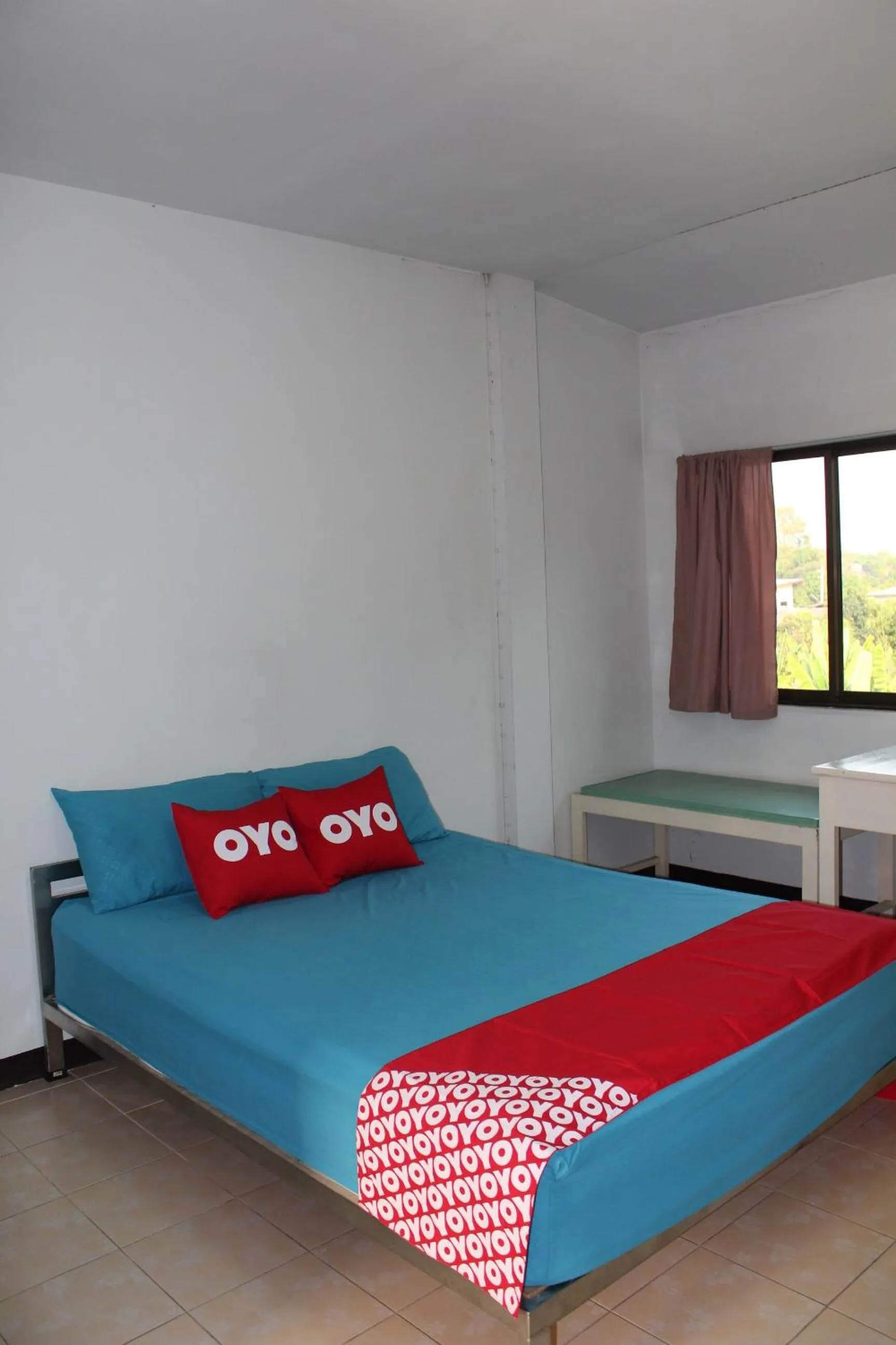 Bedroom, Bed in OYO 75420 Howto Hotel