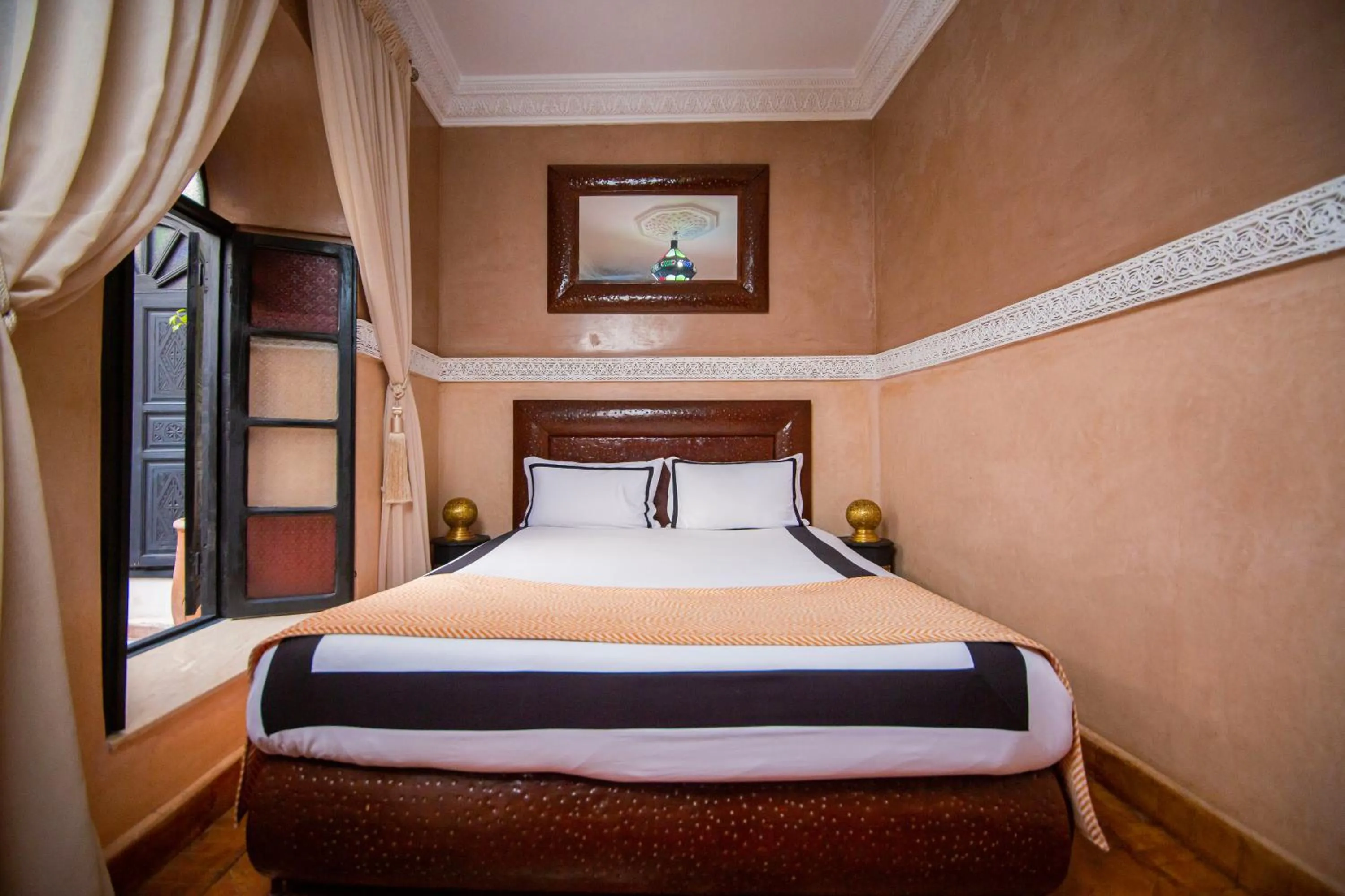 Bed in Riad Ta'achchaqa