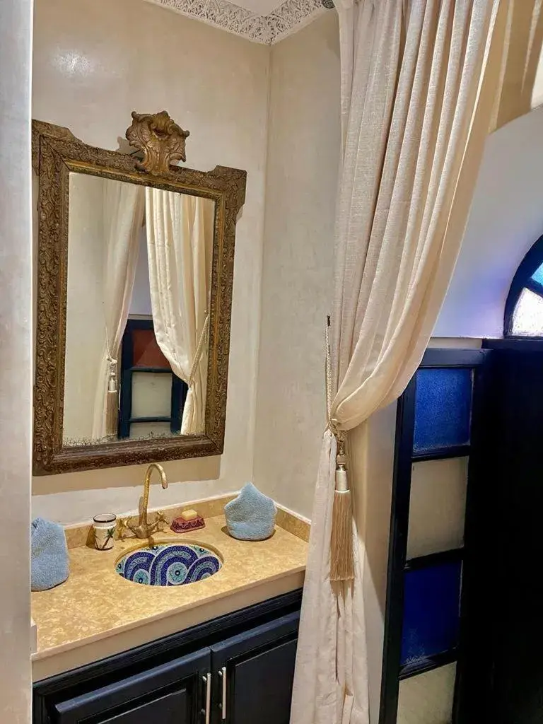 Bathroom, Bed in Riad Ta'achchaqa Bathroom, Bed in Riad Ta'achchaqa