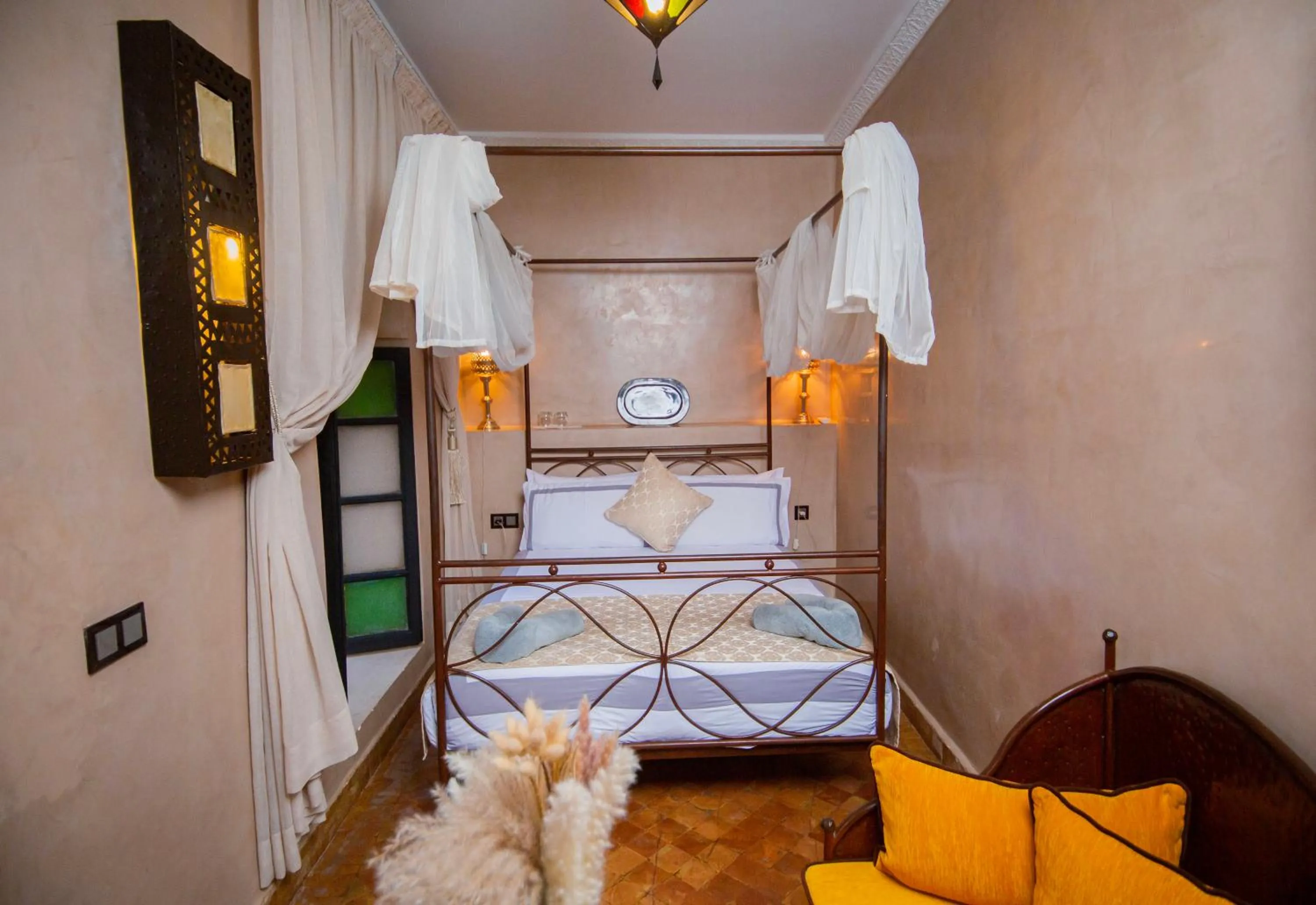 Bed in Riad Ta'achchaqa