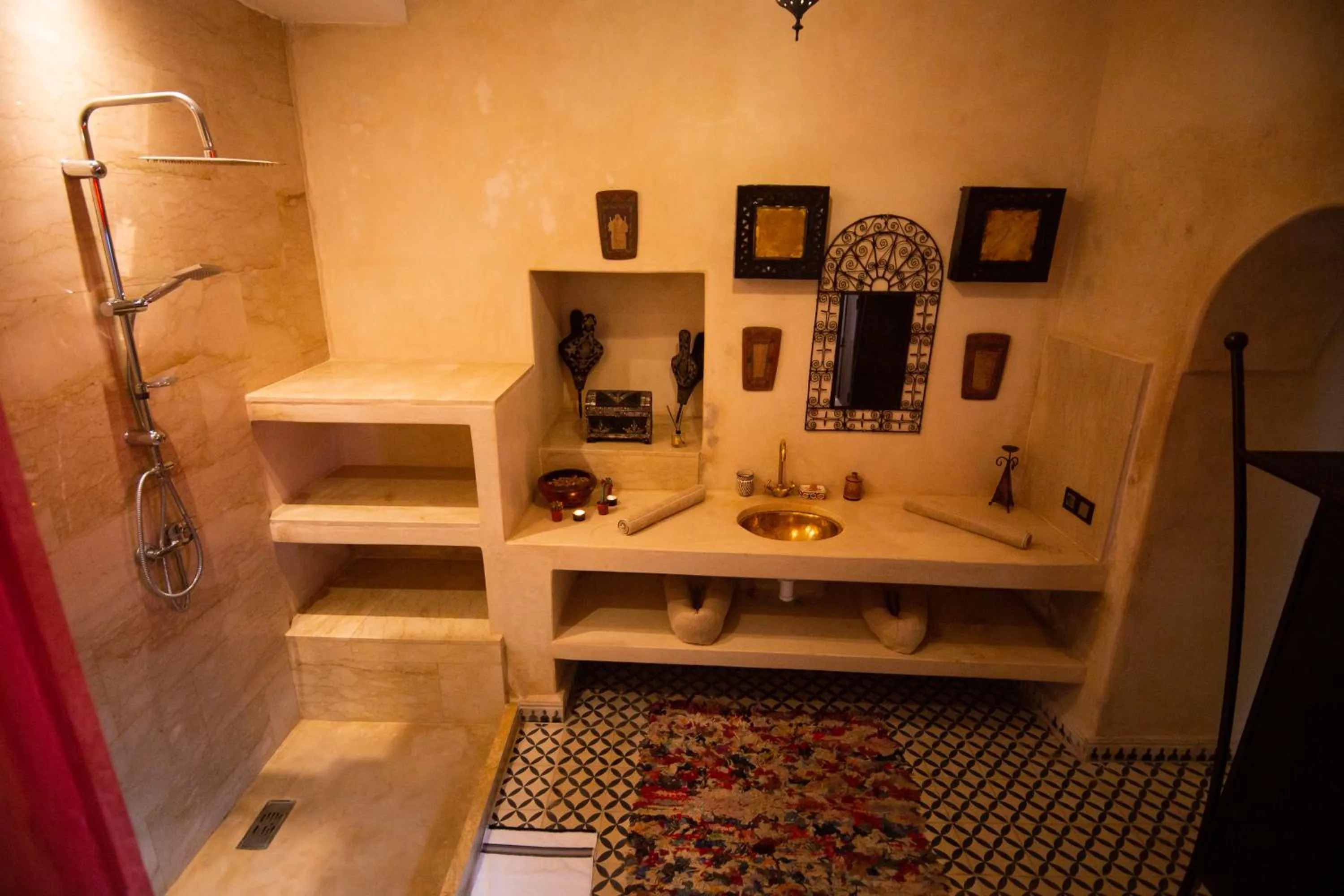 Shower in Riad Ta'achchaqa