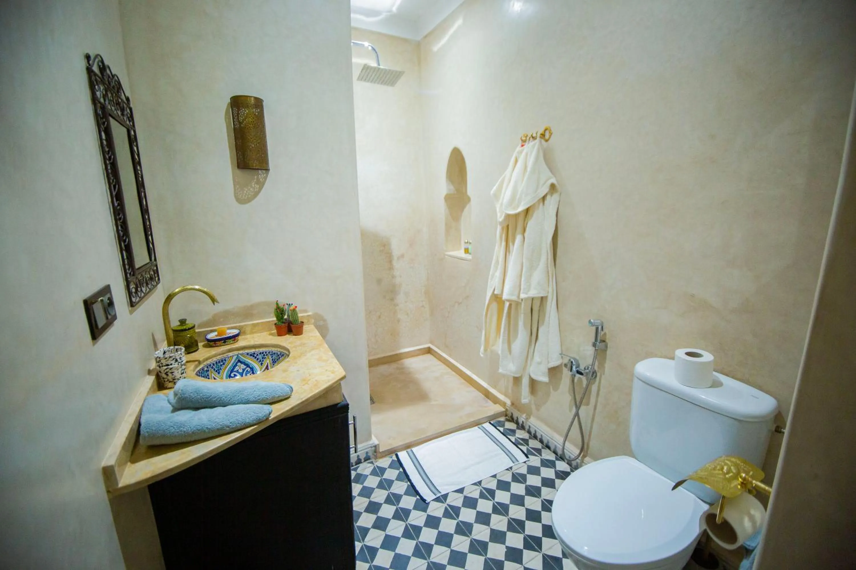 Shower in Riad Ta'achchaqa