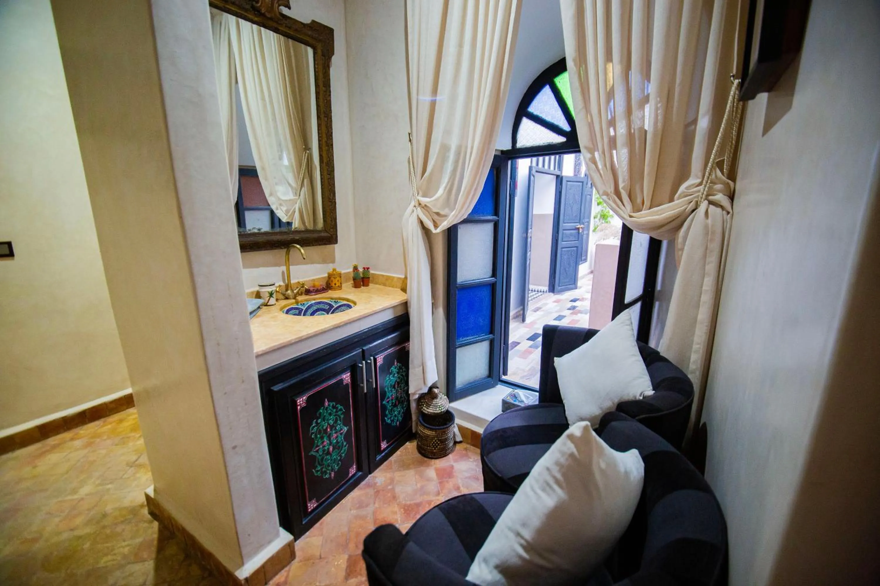 Bathroom, Bed in Riad Ta'achchaqa