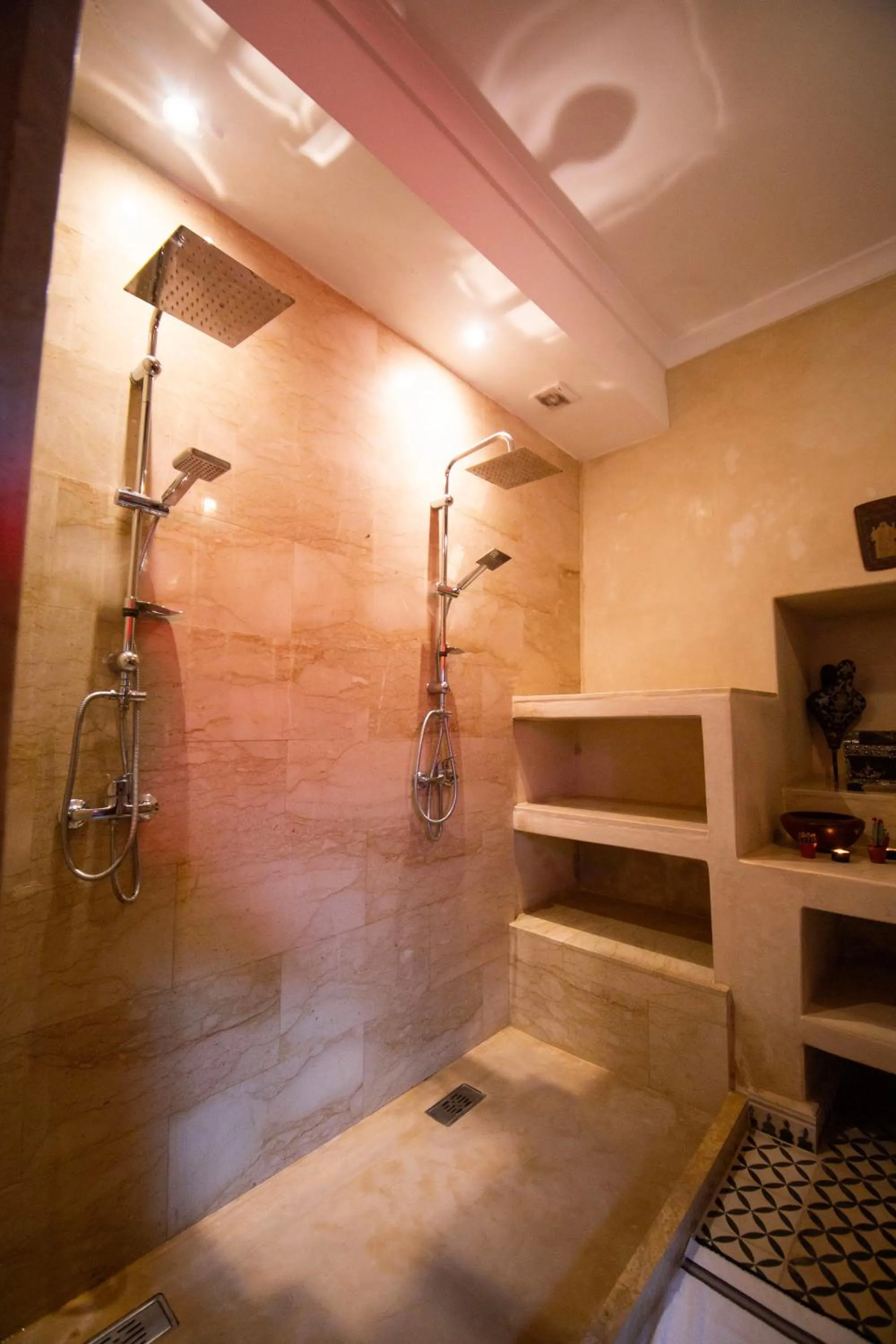 Shower in Riad Ta'achchaqa