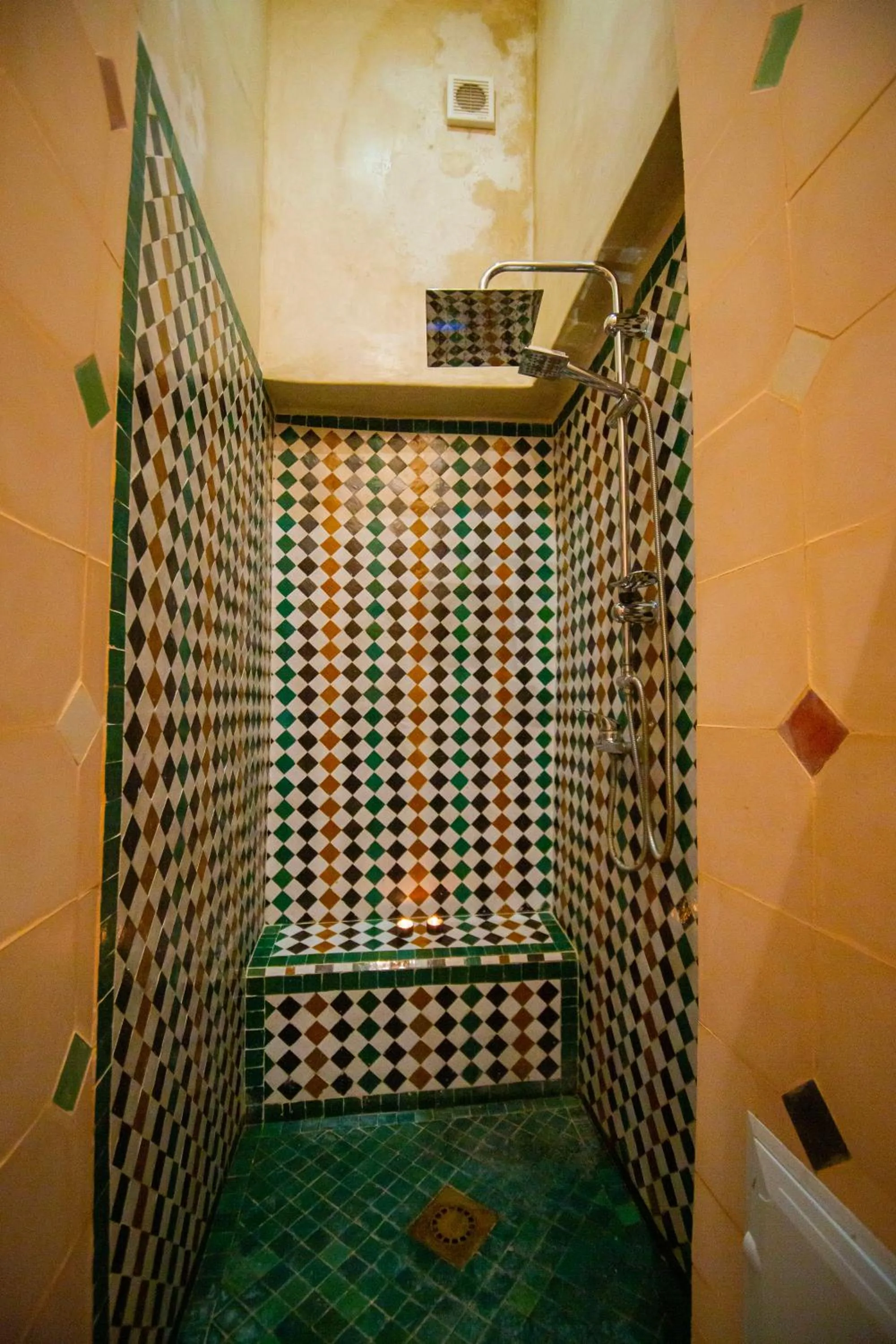 Shower in Riad Ta'achchaqa