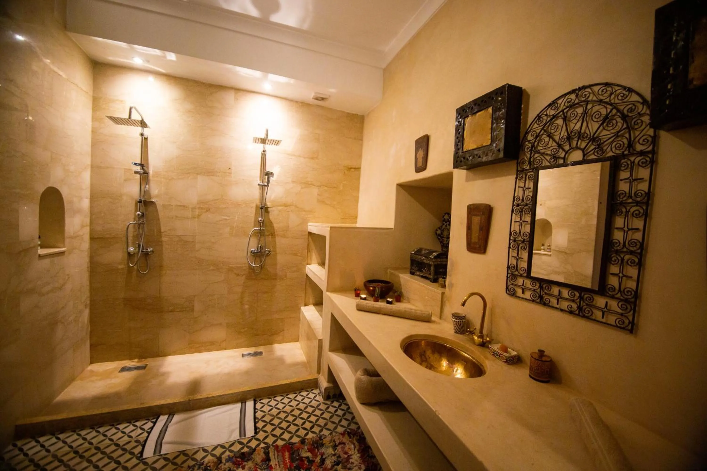Shower in Riad Ta'achchaqa
