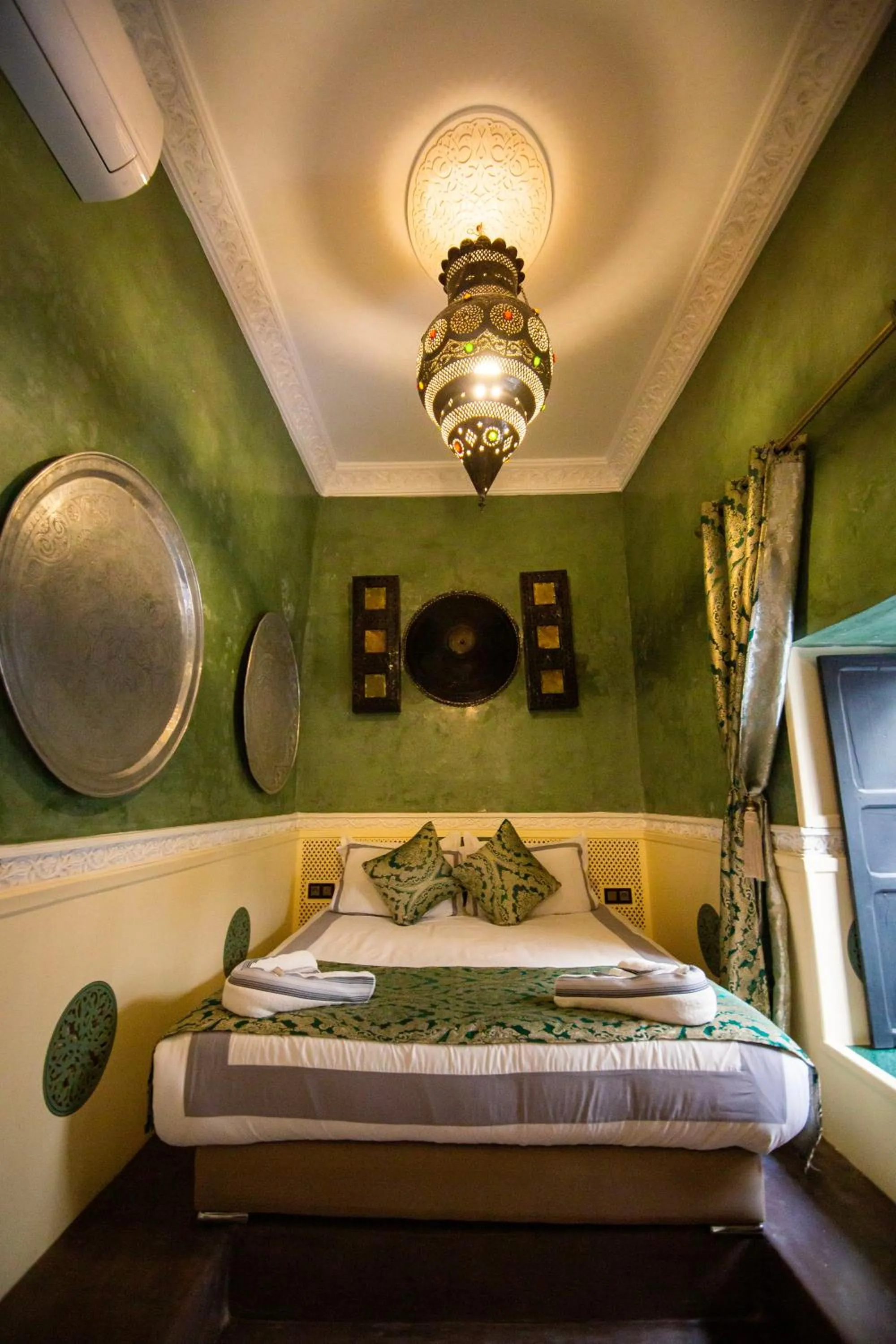 Bed in Riad Ta'achchaqa