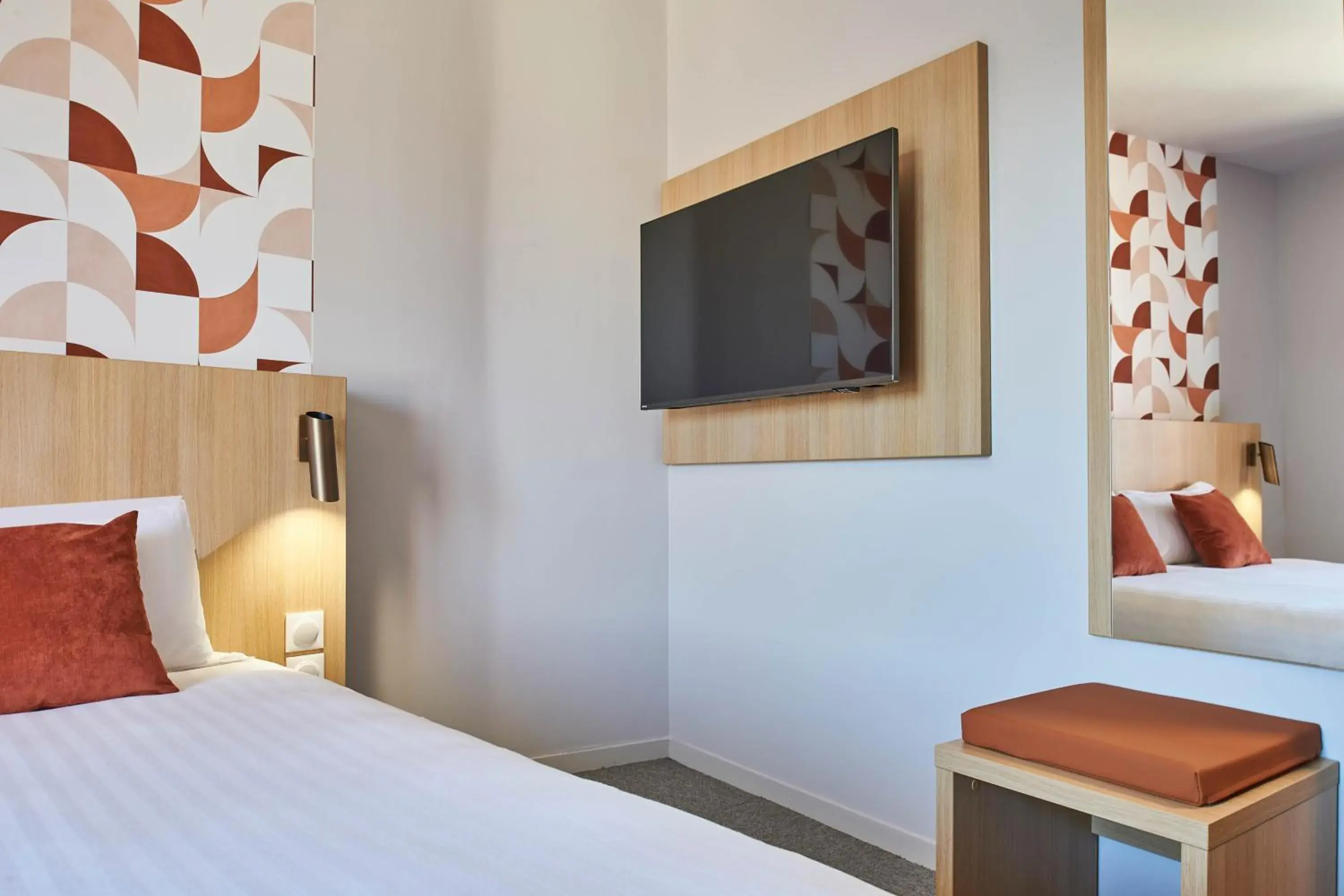 TV and multimedia, Bed in Originals Boutique, Hôtel Larivaut, Puy-Guillaume TV and multimedia, Bed in Originals Boutique, Hôtel Larivaut, Puy-Guillaume