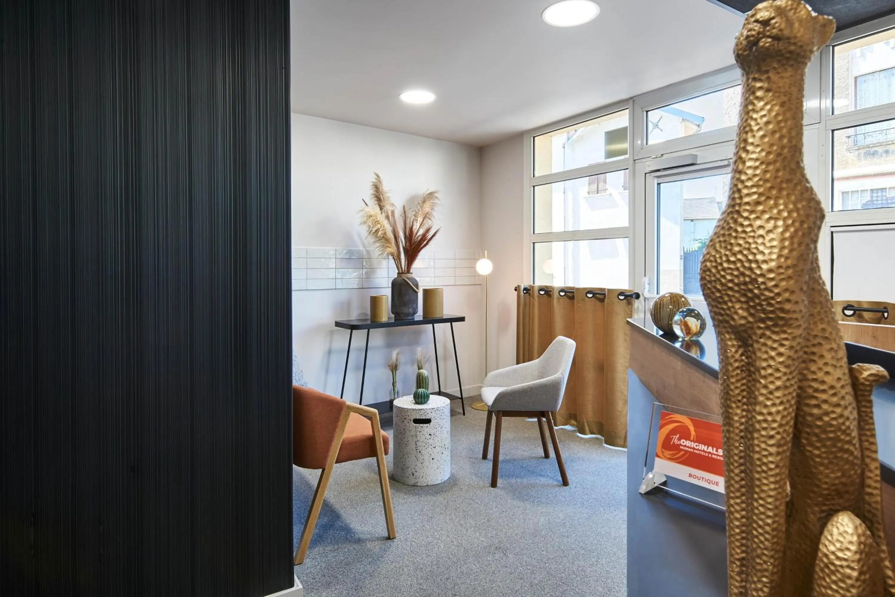 Lobby or reception in Originals Boutique, Hôtel Larivaut, Puy-Guillaume