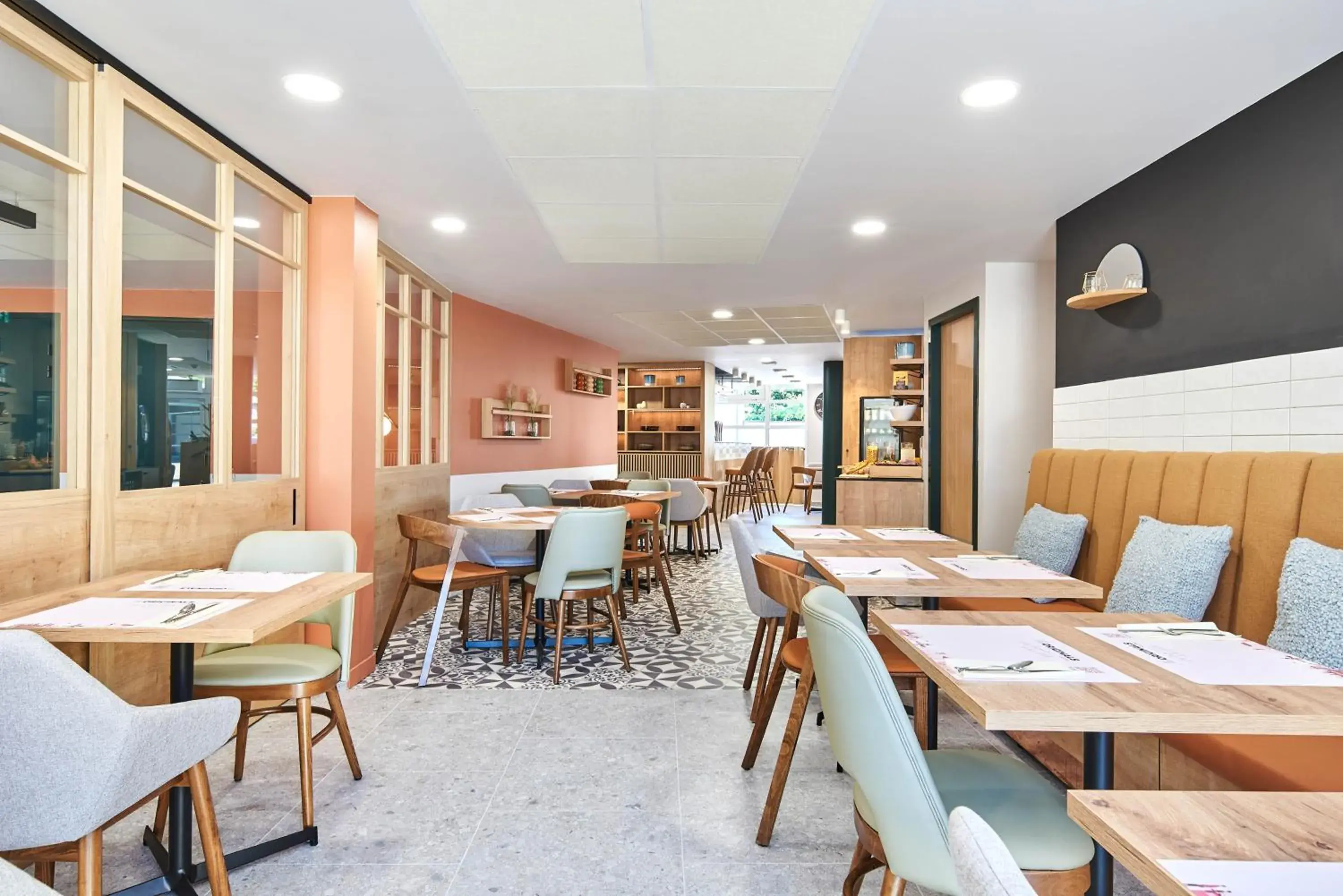 Restaurant/places to eat in Originals Boutique, Hôtel Larivaut, Puy-Guillaume Restaurant/places to eat in Originals Boutique, Hôtel Larivaut, Puy-Guillaume