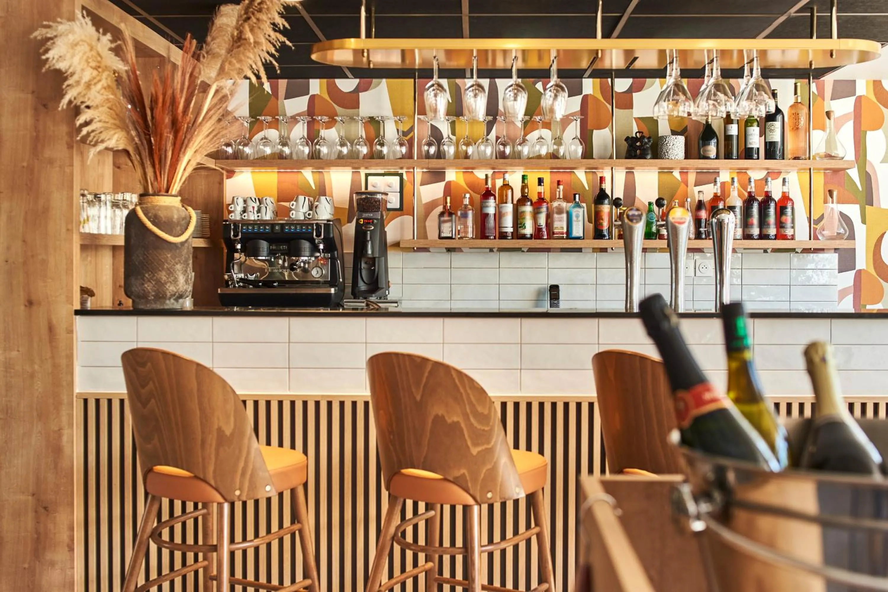 Lounge or bar in Originals Boutique, Hôtel Larivaut, Puy-Guillaume