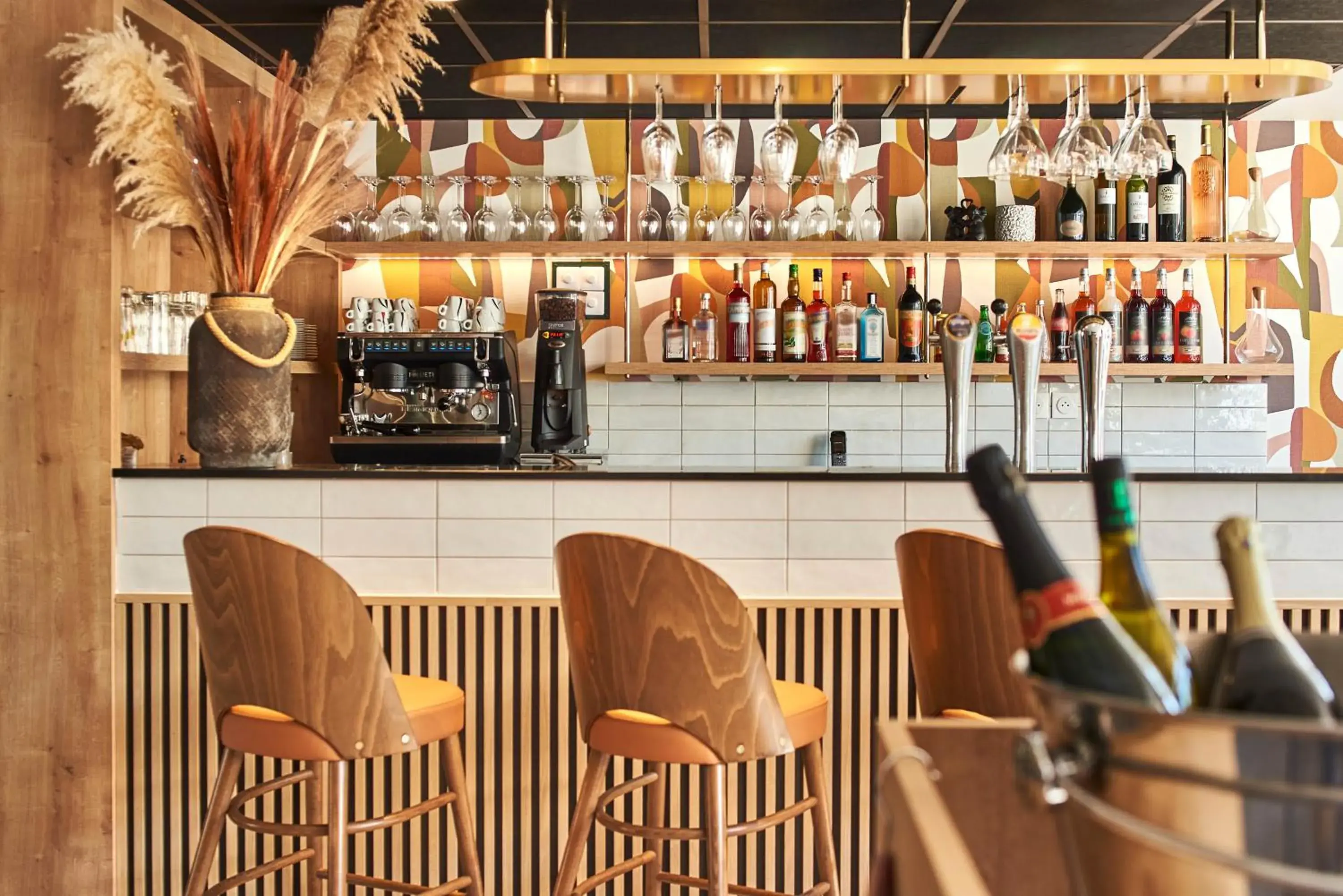 Lounge or bar in Originals Boutique, Hôtel Larivaut, Puy-Guillaume Lounge or bar in Originals Boutique, Hôtel Larivaut, Puy-Guillaume