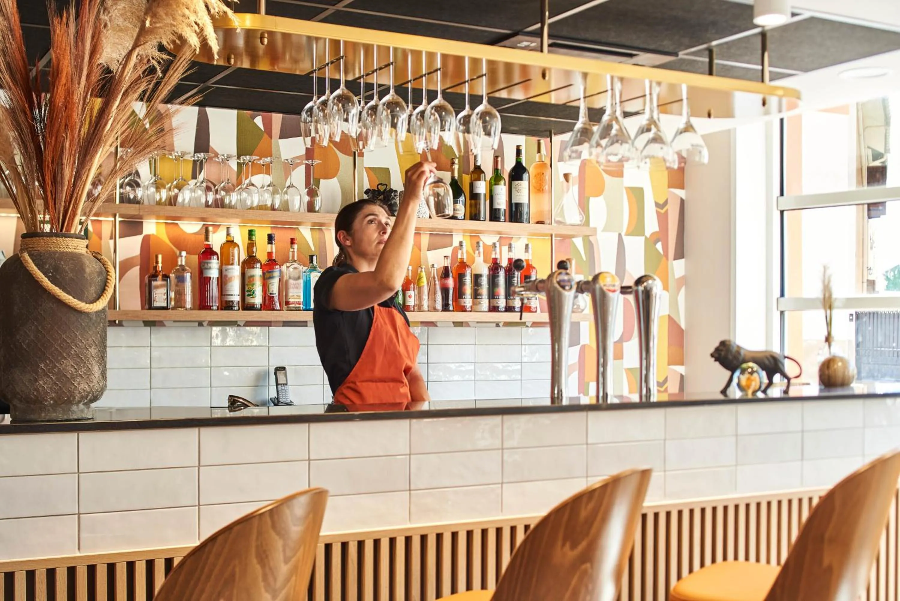 Lounge or bar in Originals Boutique, Hôtel Larivaut, Puy-Guillaume