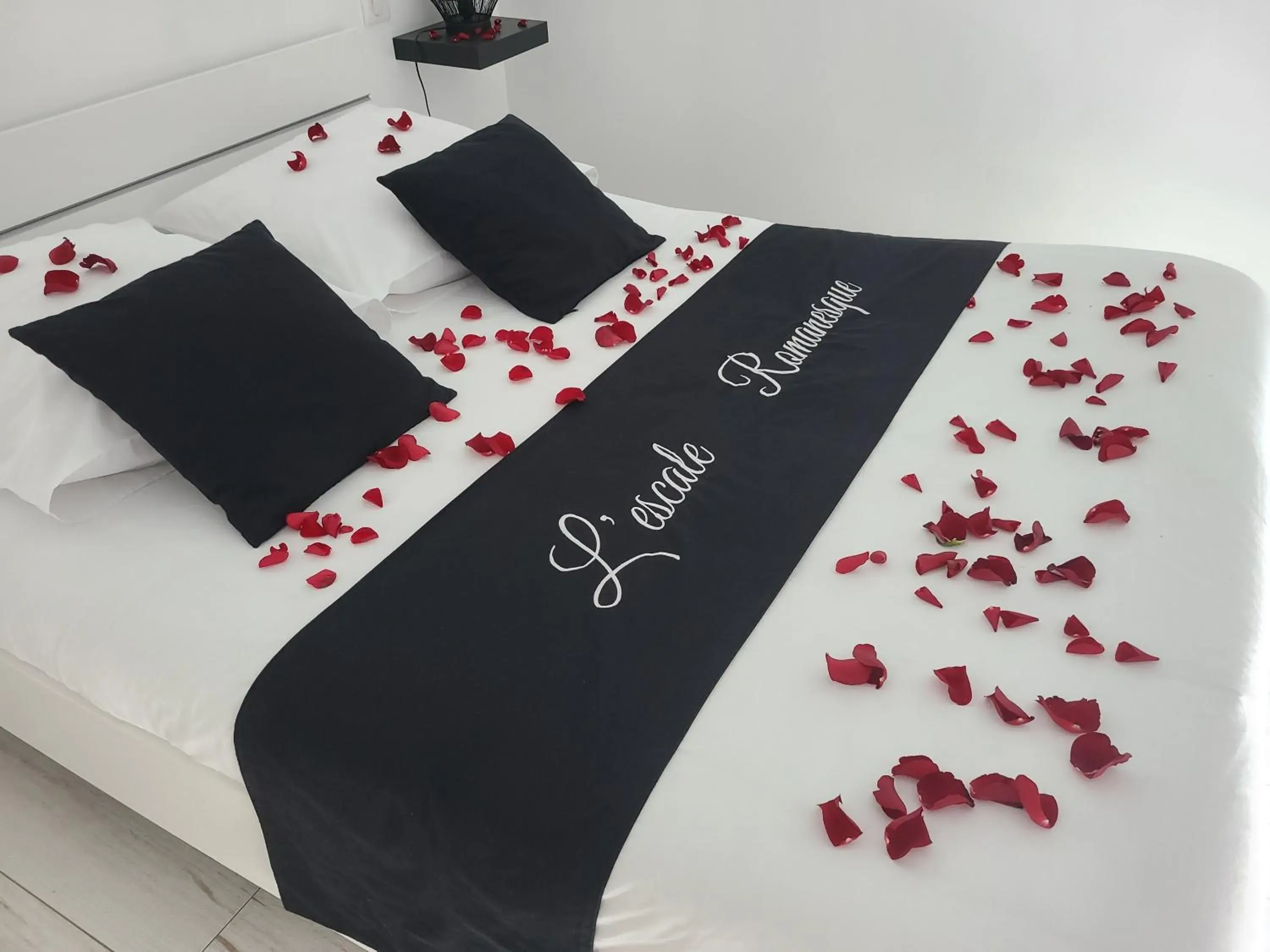 Double Room - Disability Access in L'escale Romanesque Double Room - Disability Access in L'escale Romanesque