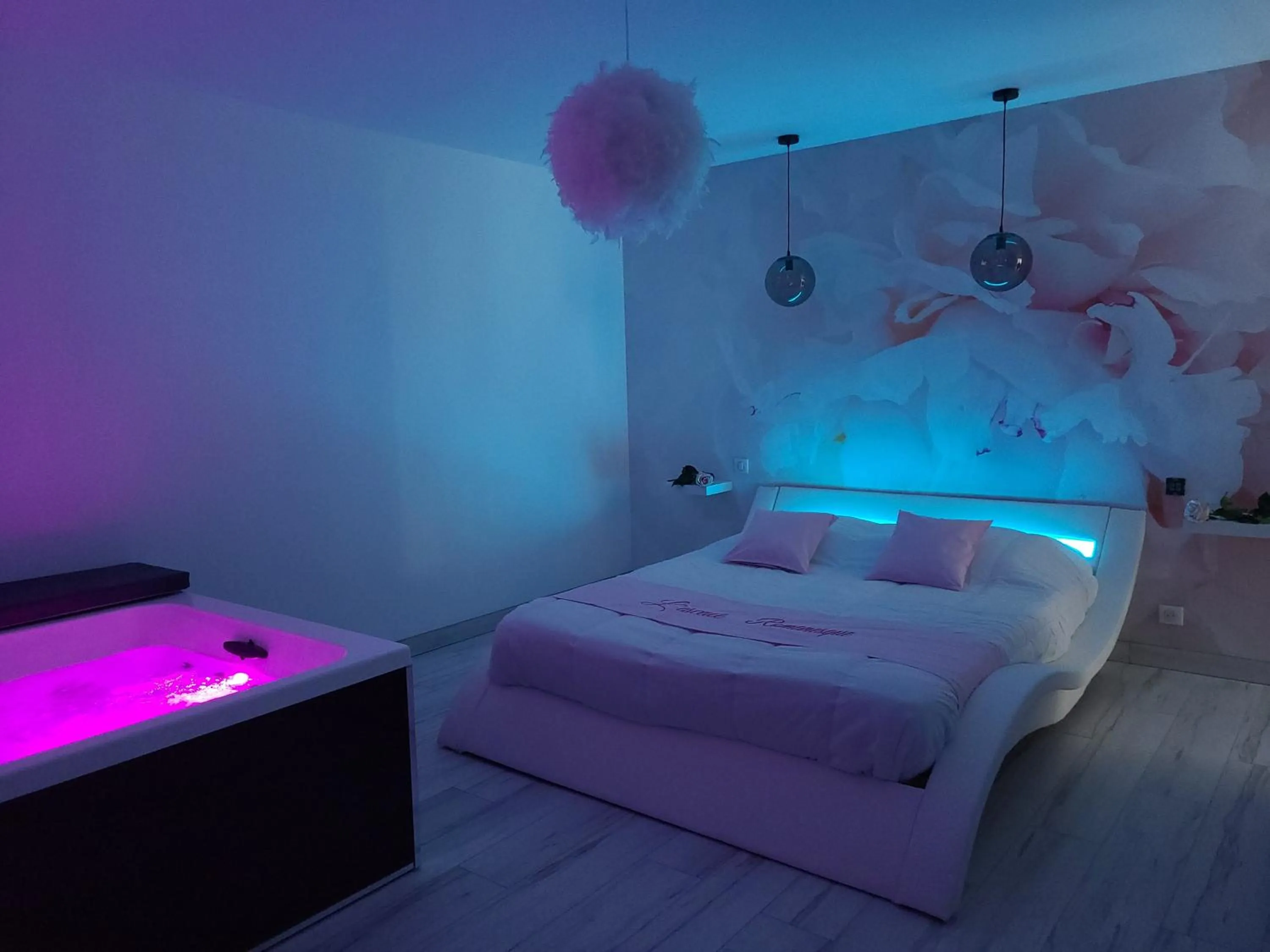 Photo of the whole room, Bed in L'escale Romanesque