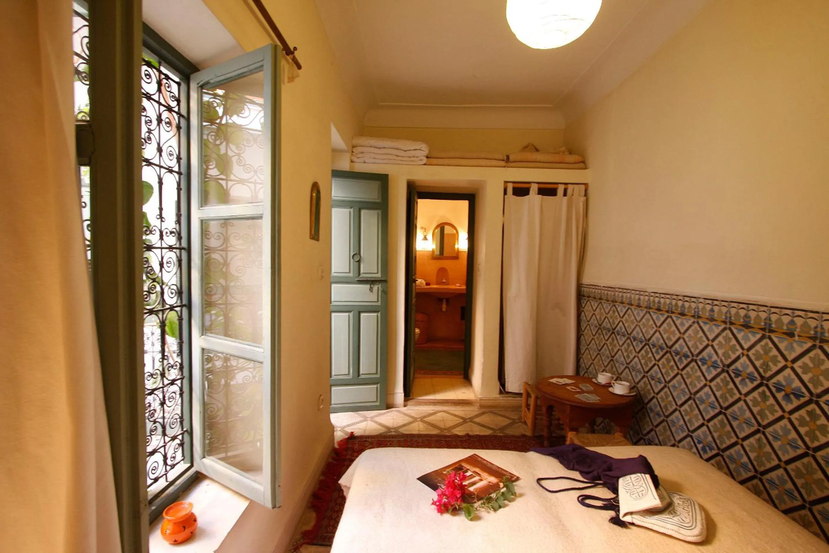 Photo of the whole room, Bed in Dar Touyir