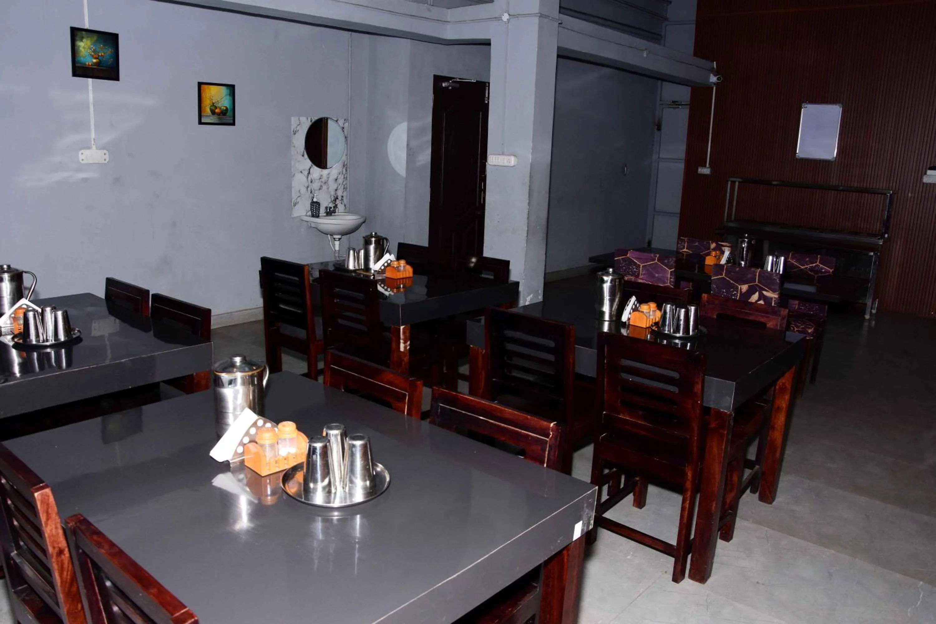Restaurant/places to eat in Vanam Holidays