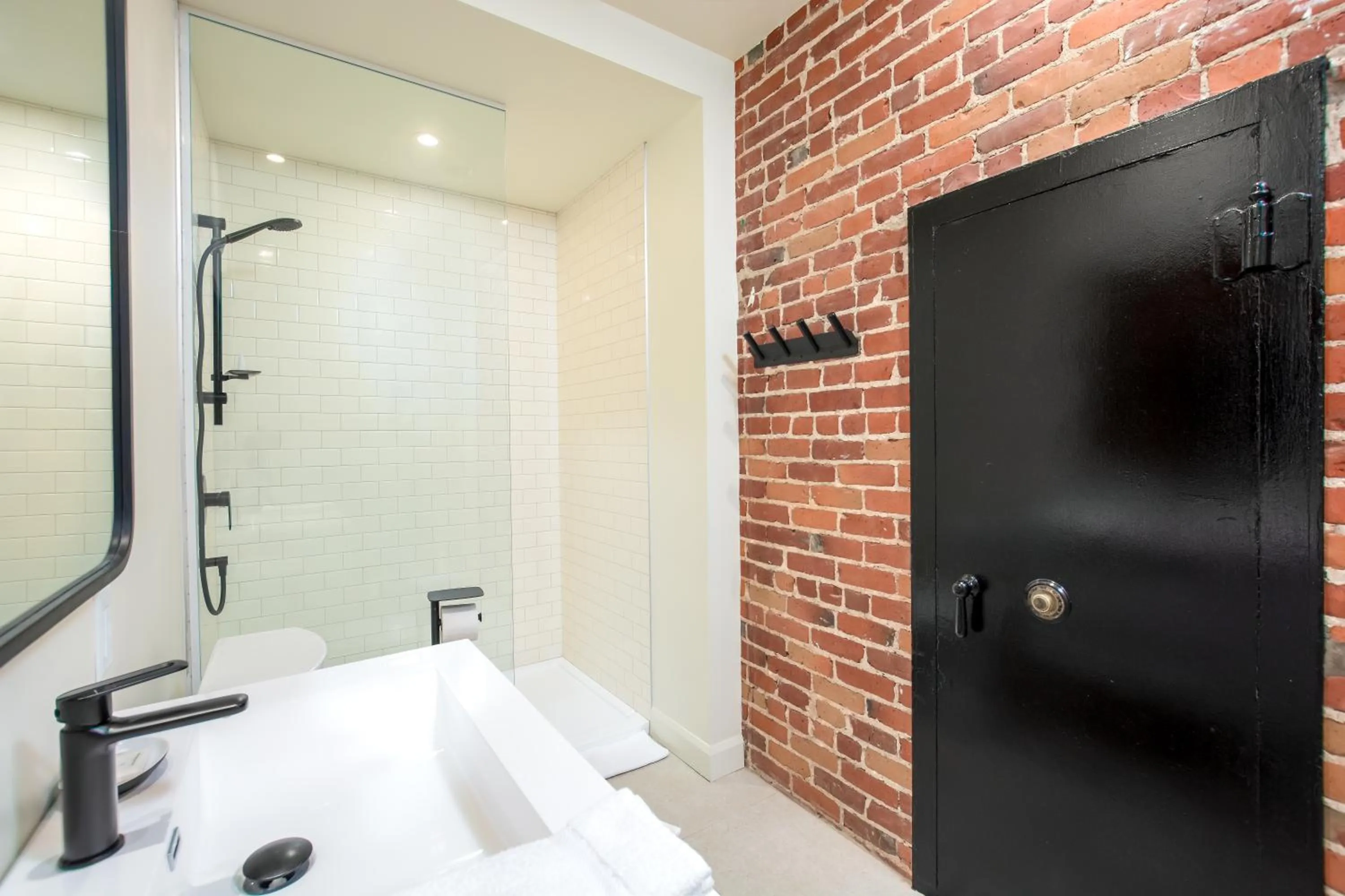 Shower in Les Lofts de la Barricade - Par les Lofts Vieux-Québec