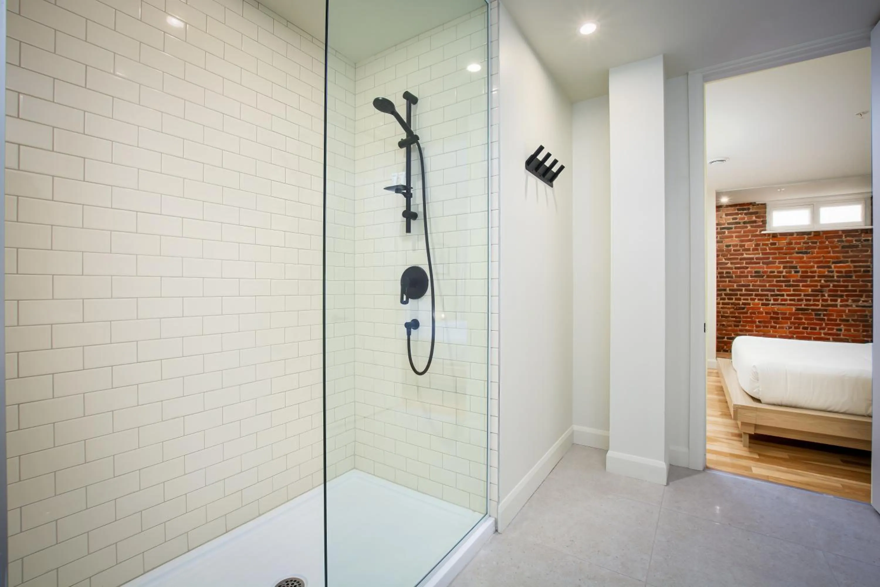 Shower, Bed in Les Lofts de la Barricade - Par les Lofts Vieux-Québec