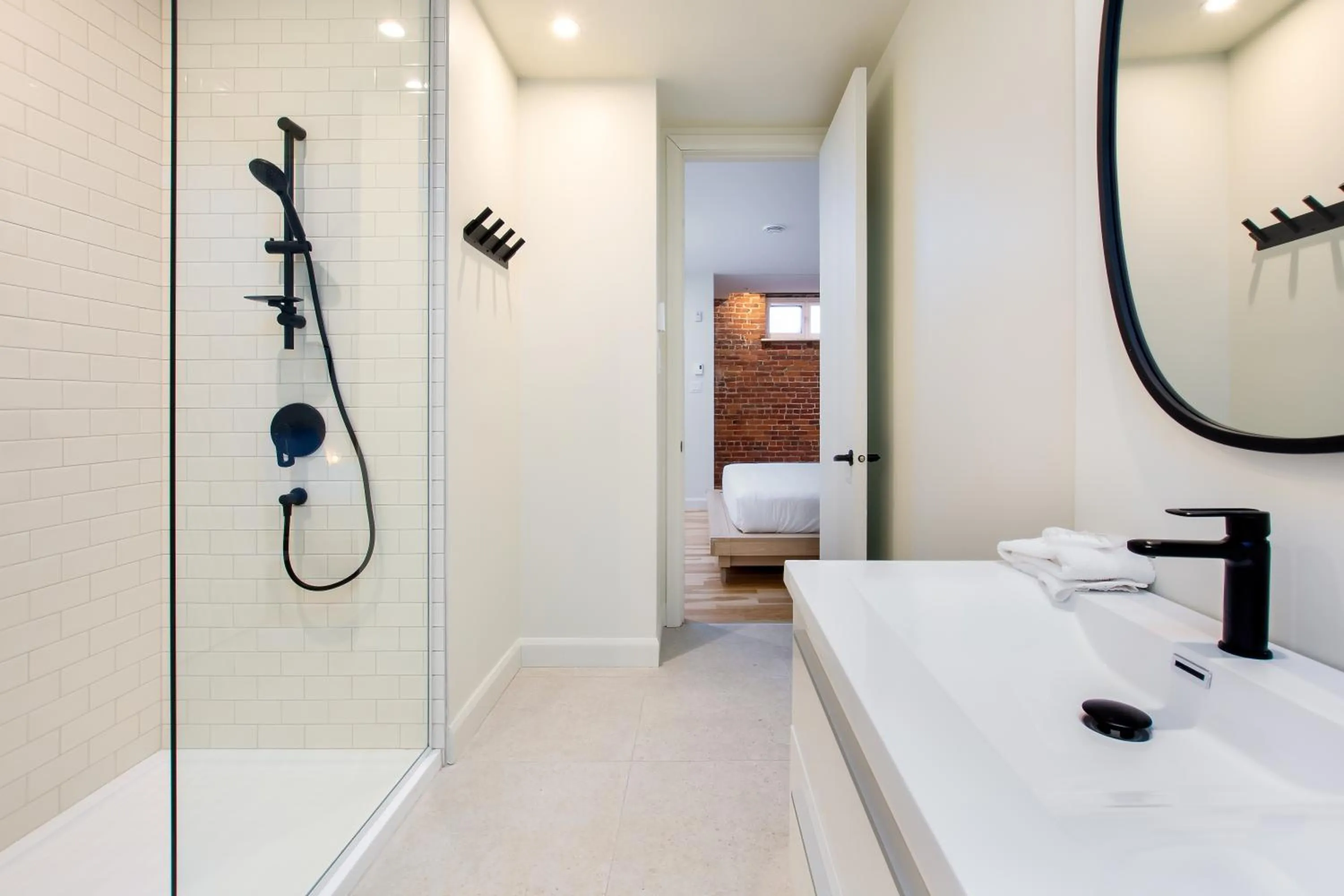 Shower, Bed in Les Lofts de la Barricade - Par les Lofts Vieux-Québec