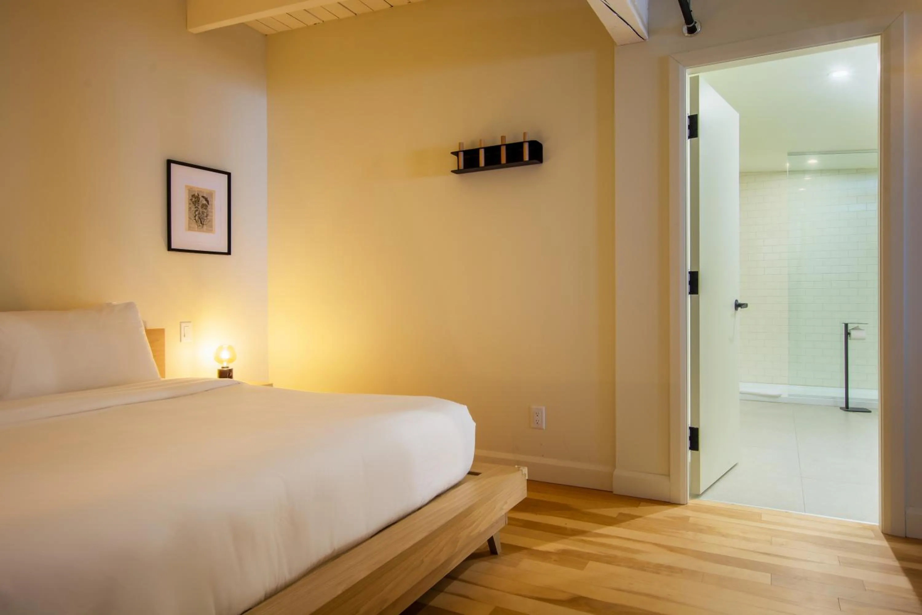 Shower, Bed in Les Lofts de la Barricade - Par les Lofts Vieux-Québec