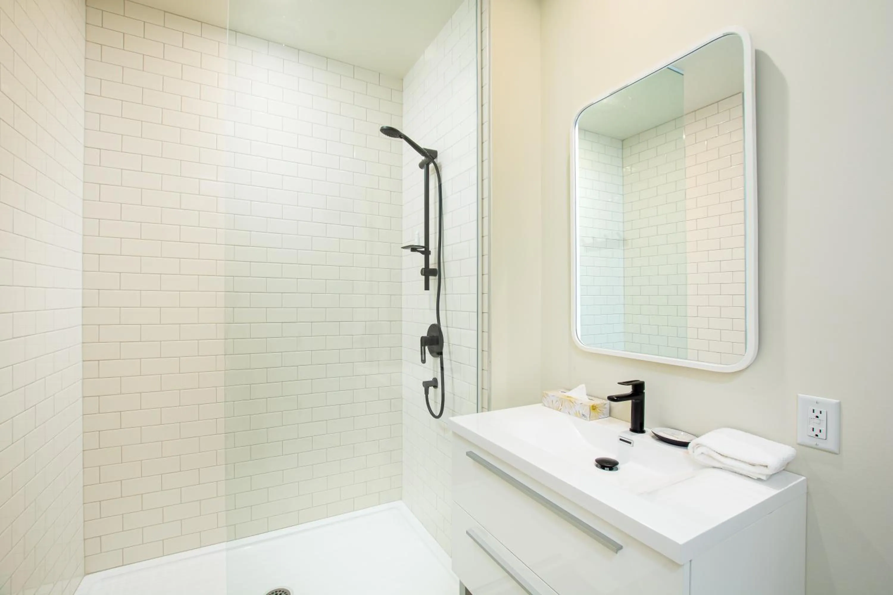 Shower in Les Lofts de la Barricade - Par les Lofts Vieux-Québec