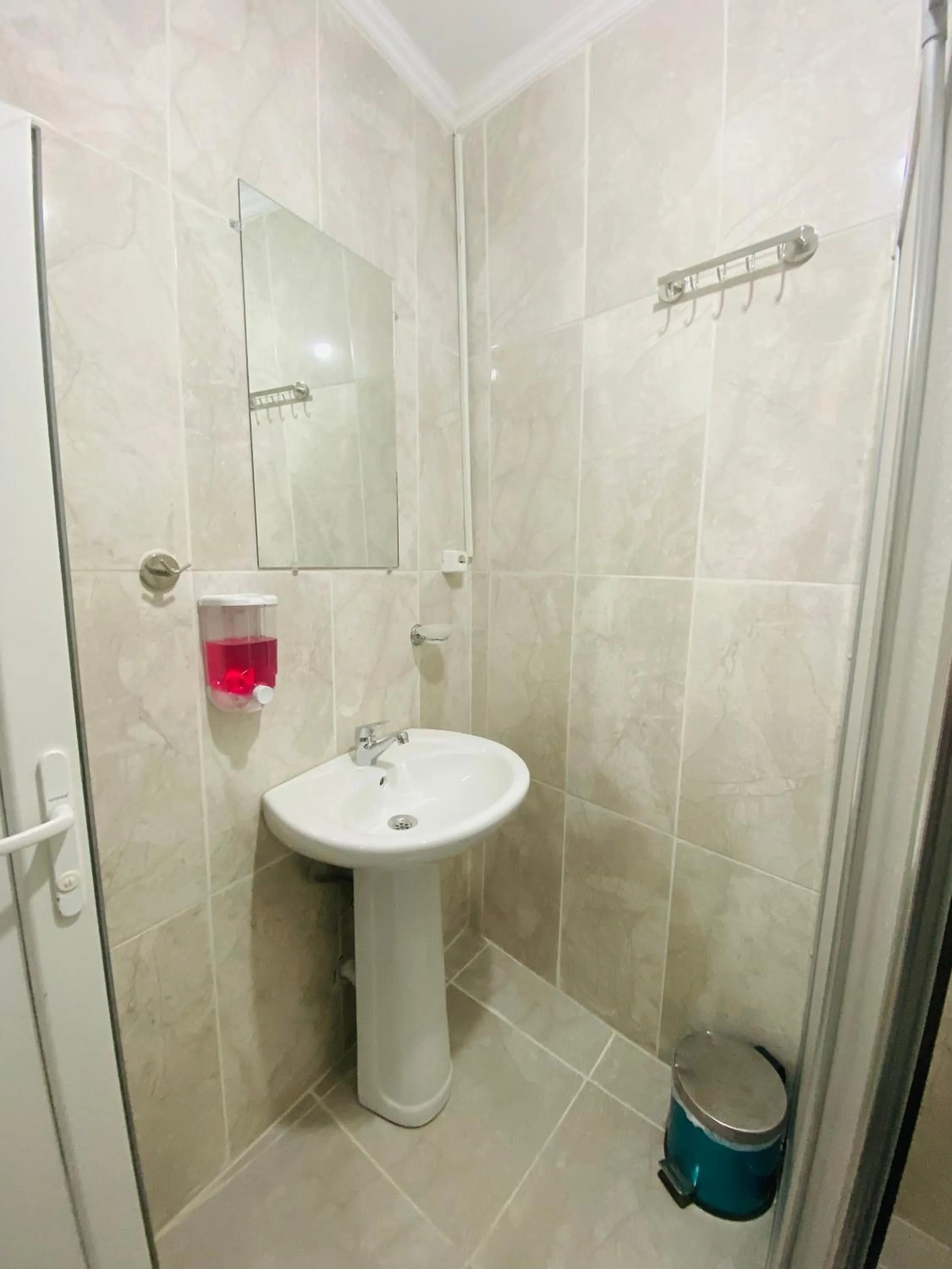 Shower in Stylish Hotel Old City