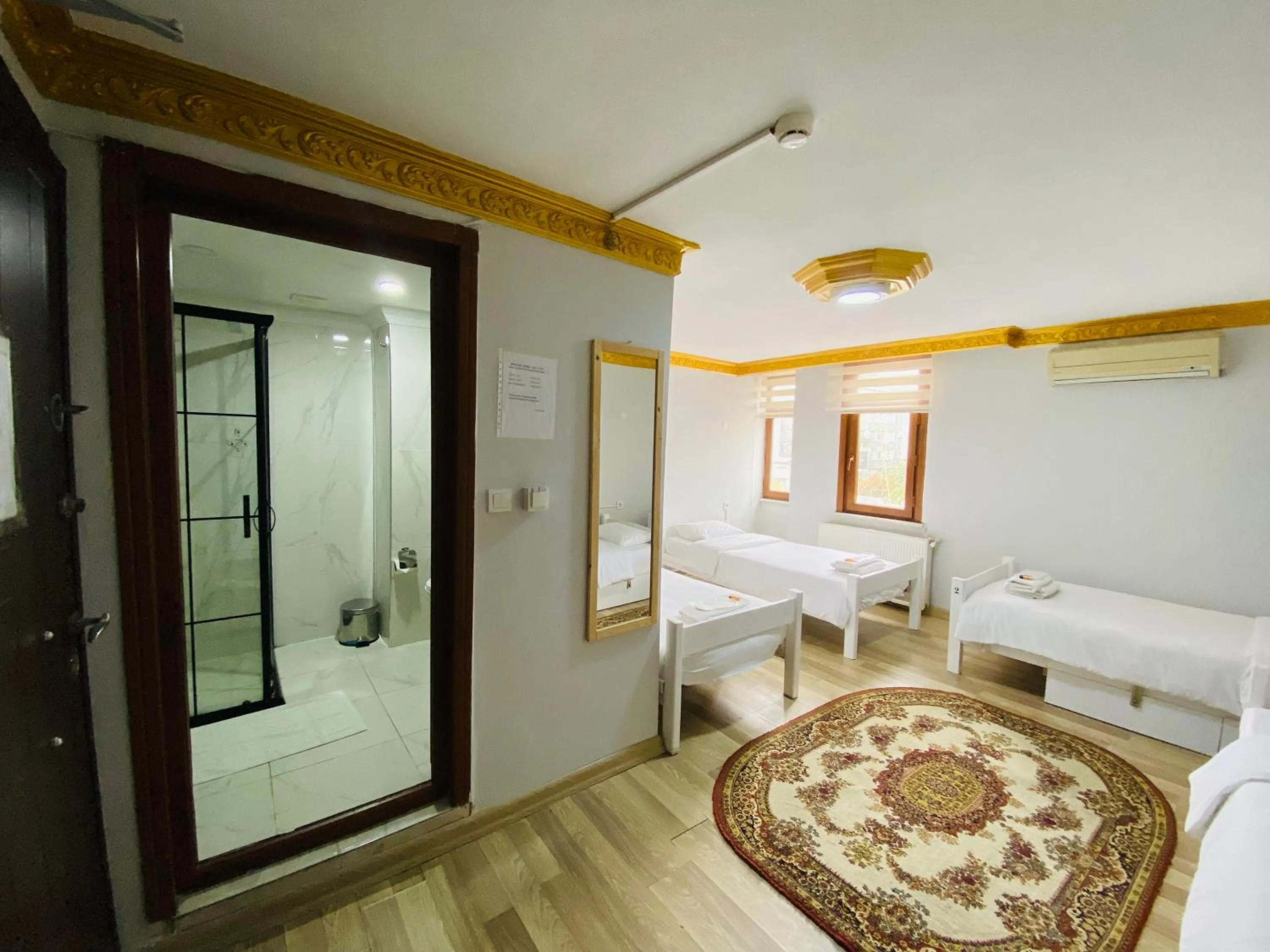 Shower, Bed in Stylish Hotel Old City