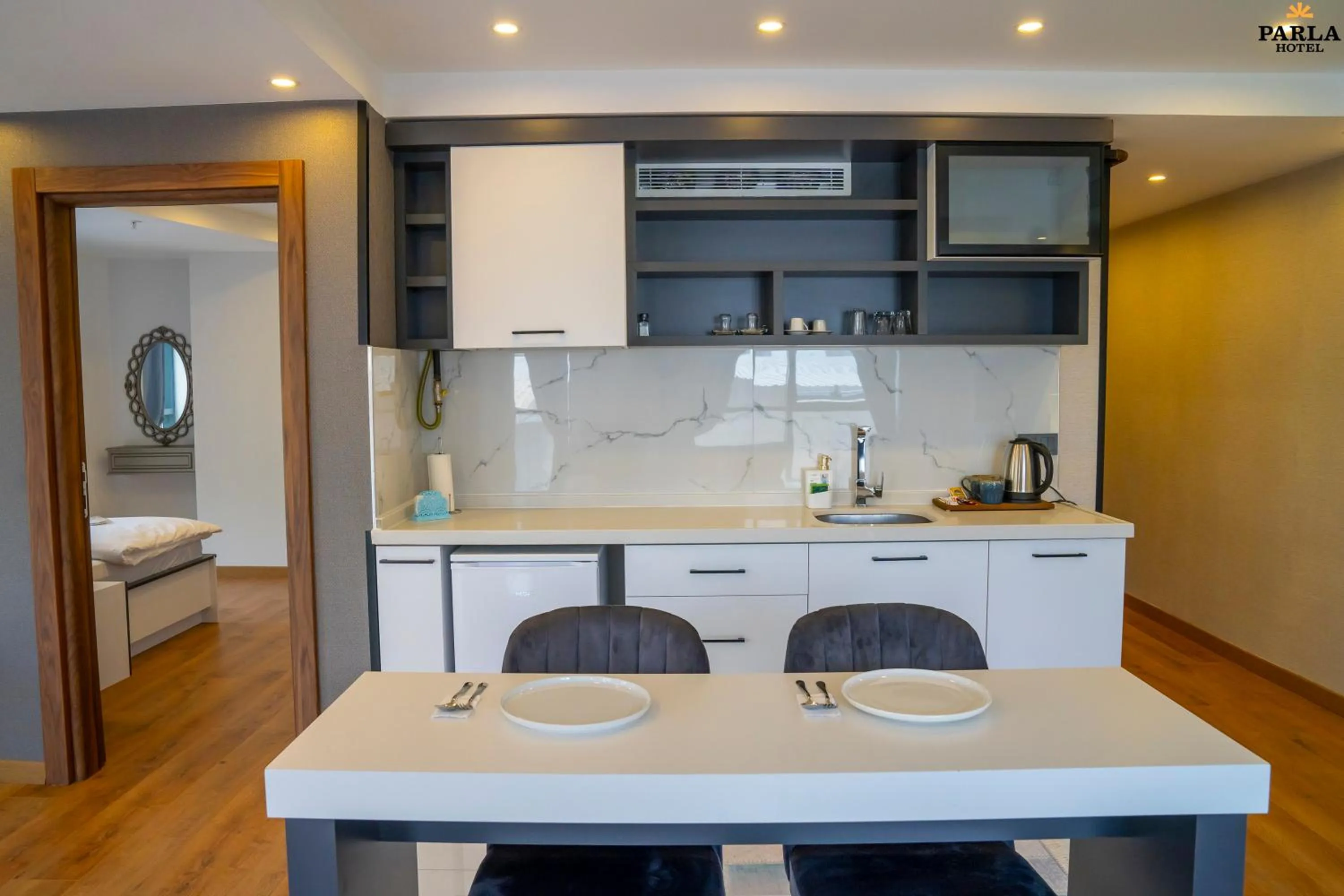 Kitchen or kitchenette in Parla Suite Hotel