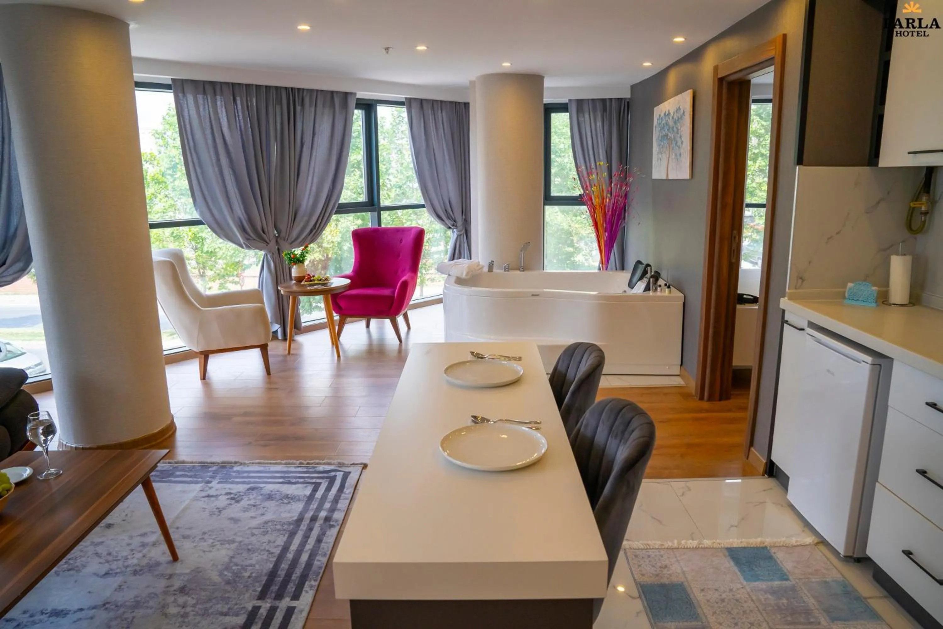 Kitchen or kitchenette in Parla Suite Hotel