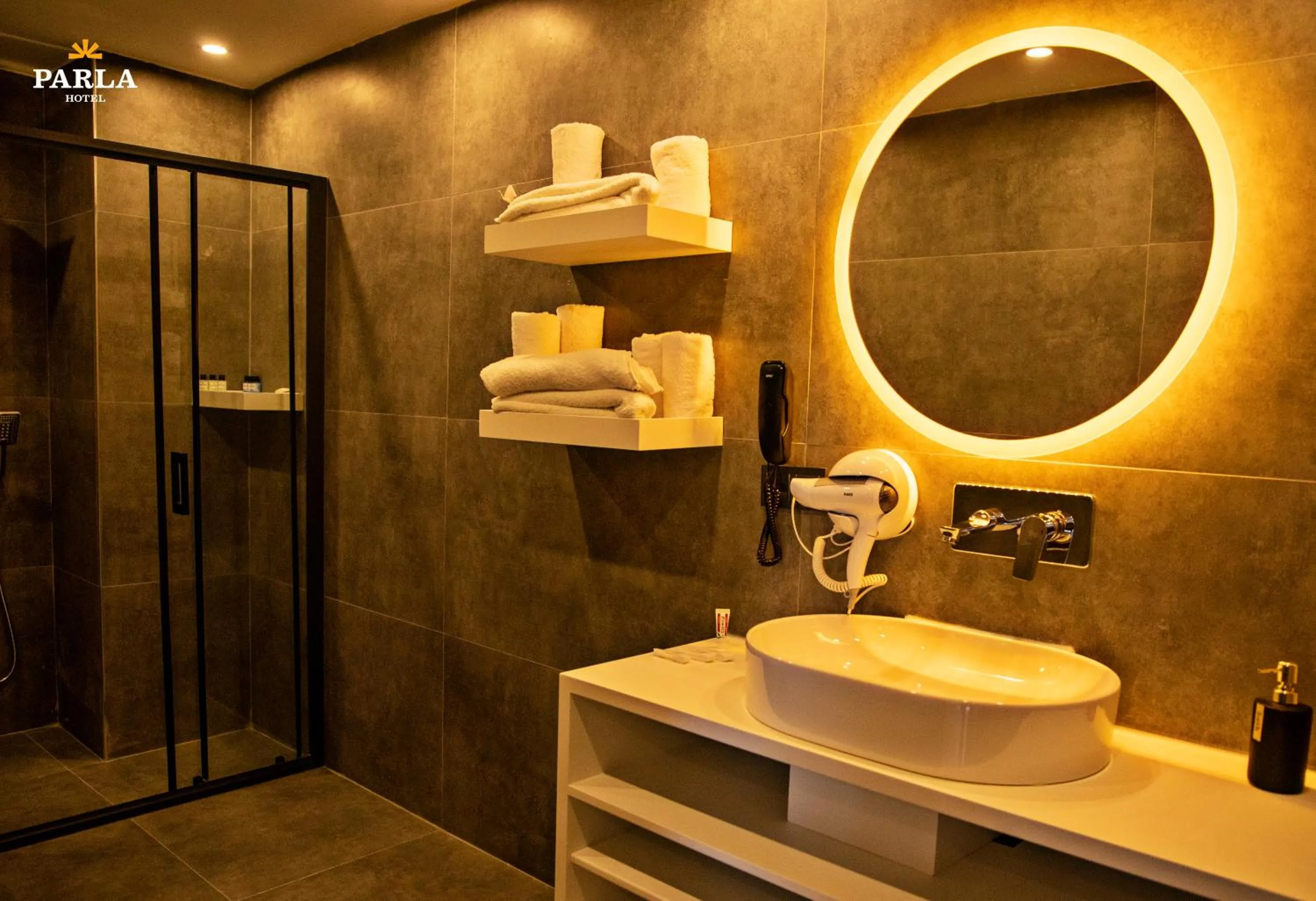 Bathroom in Parla Suite Hotel