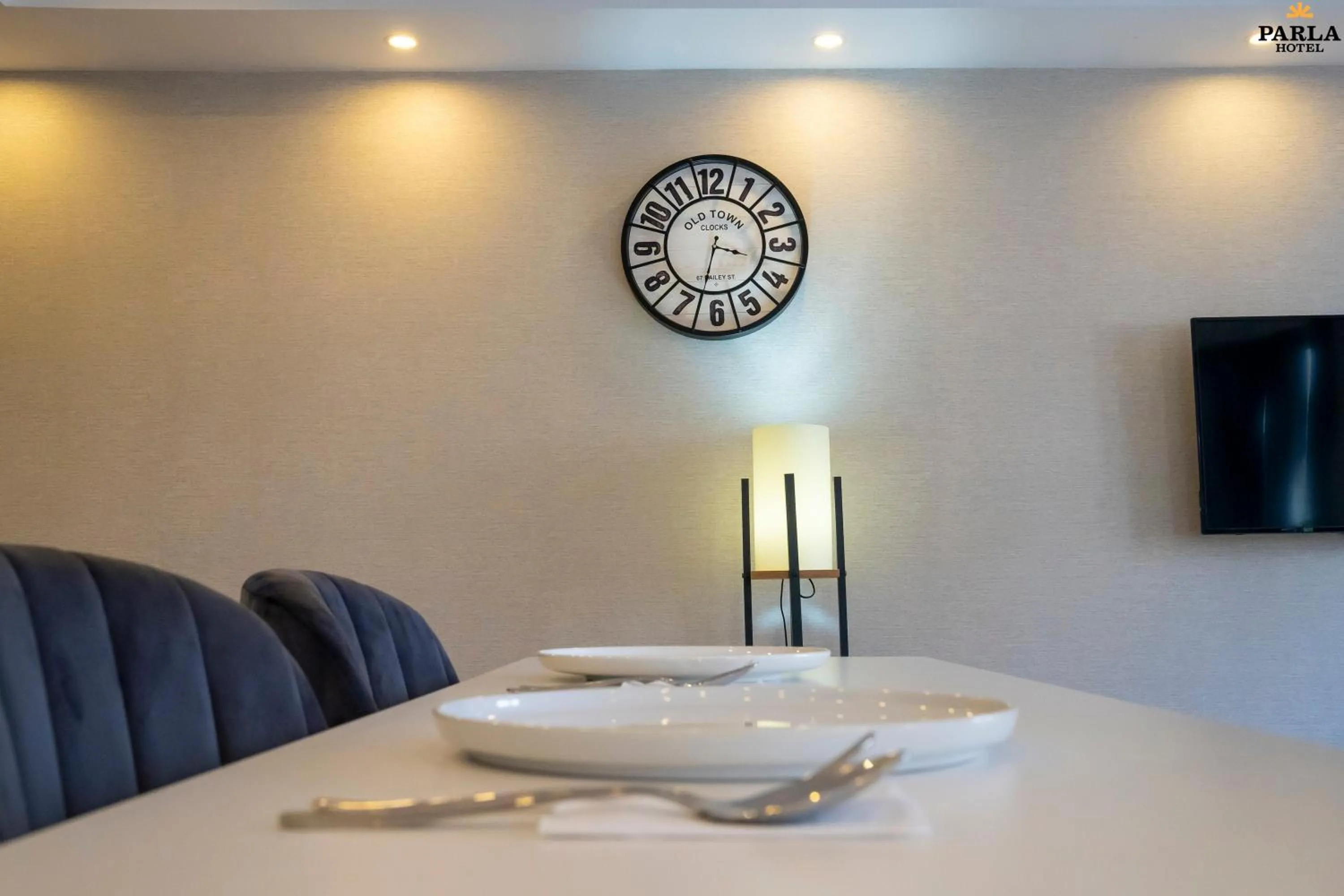 TV and multimedia in Parla Suite Hotel