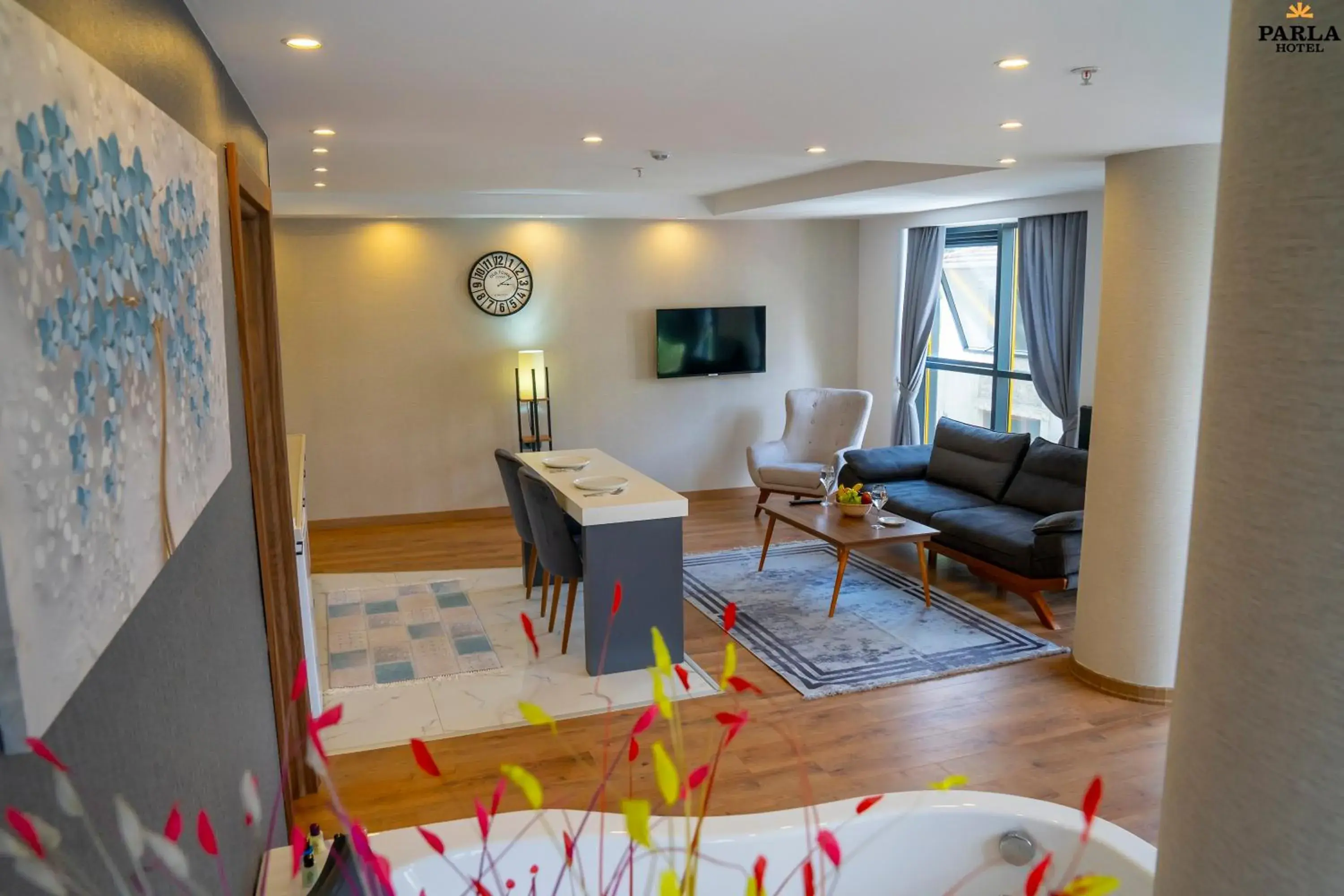 Communal lounge/ TV room in Parla Suite Hotel Communal lounge/ TV room in Parla Suite Hotel