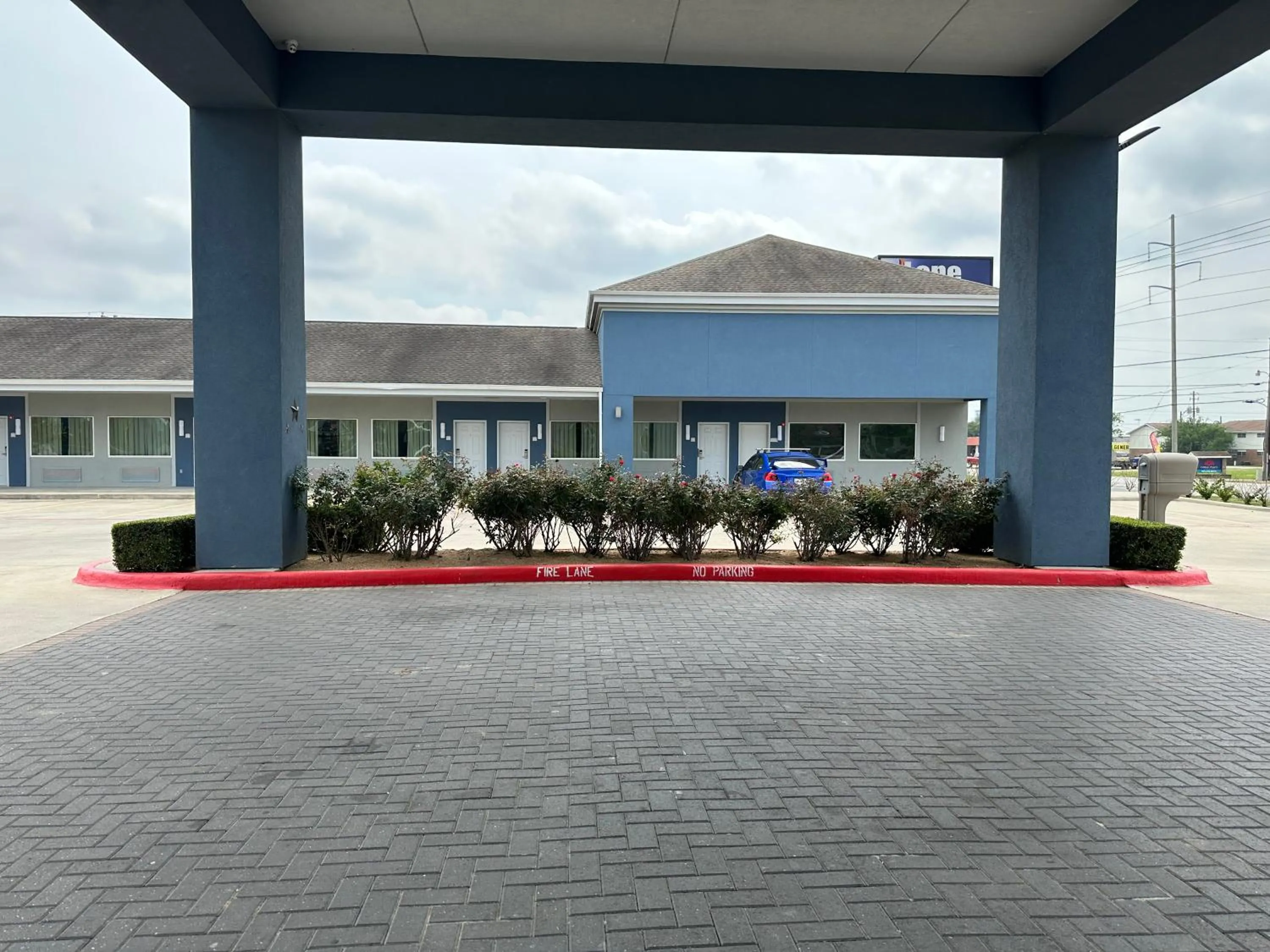 Facade/entrance in Lonestar Inn