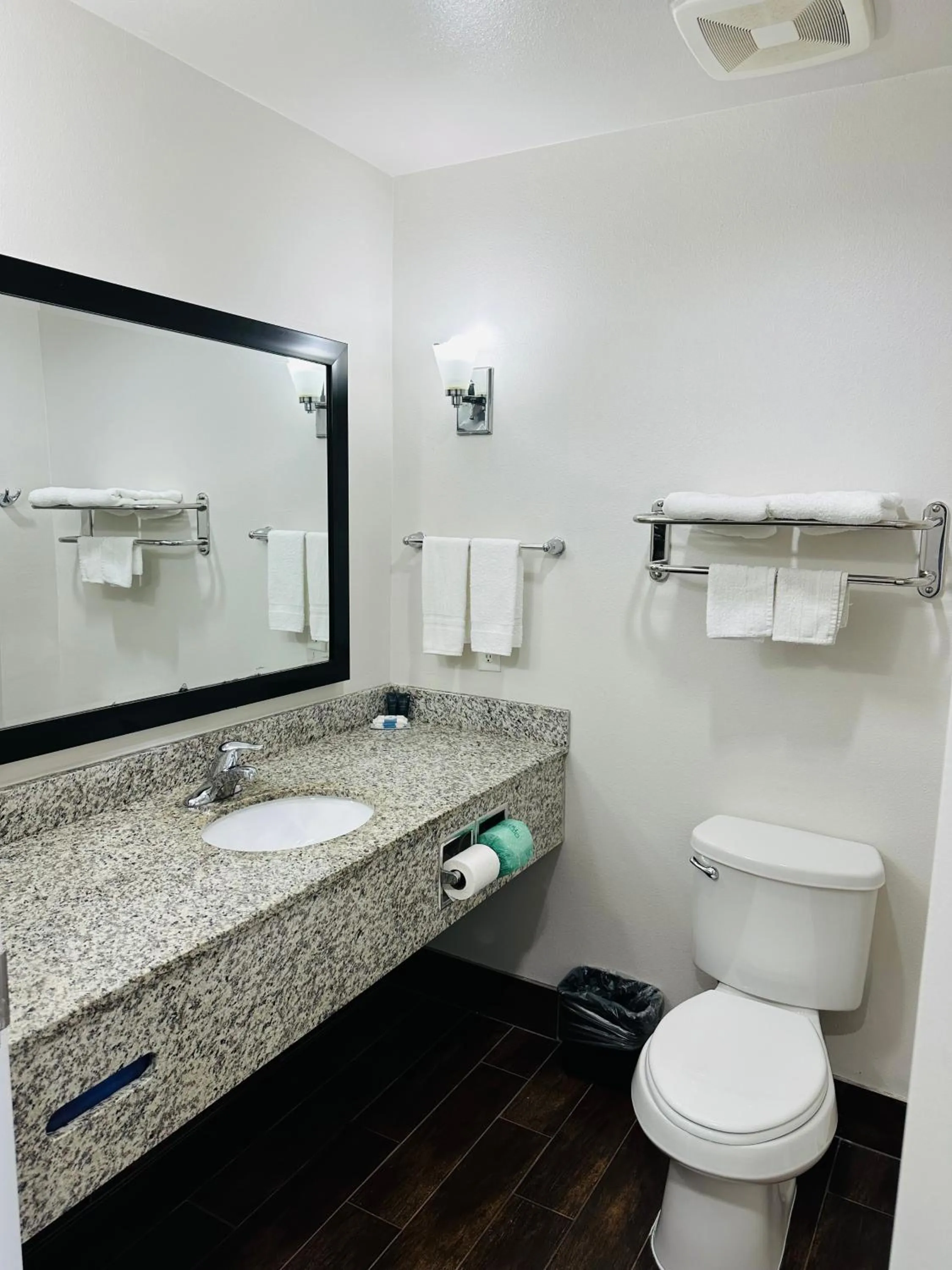 Bathroom in Lonestar Inn