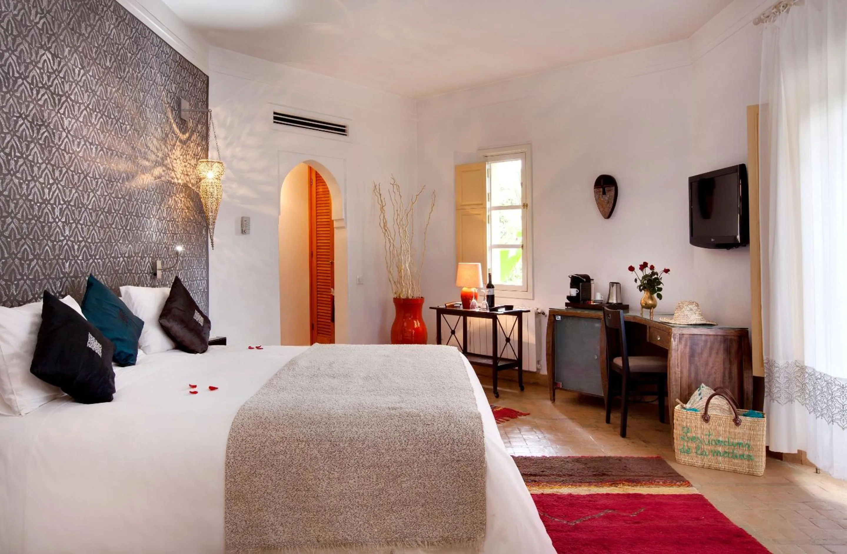 Photo of the whole room, Bed in Les Jardins De La Médina