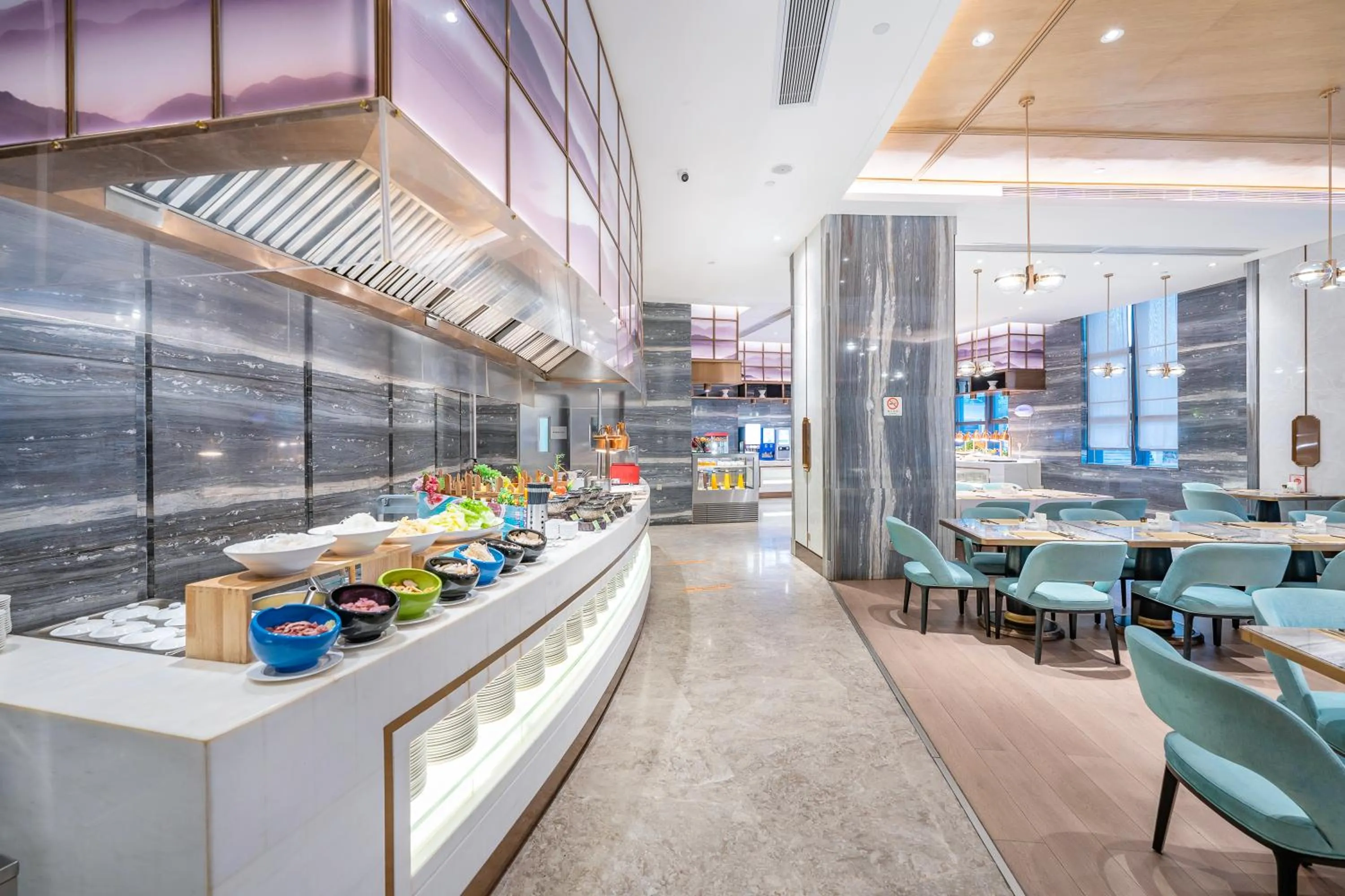 Restaurant/places to eat in Evwa Platinum Hotel