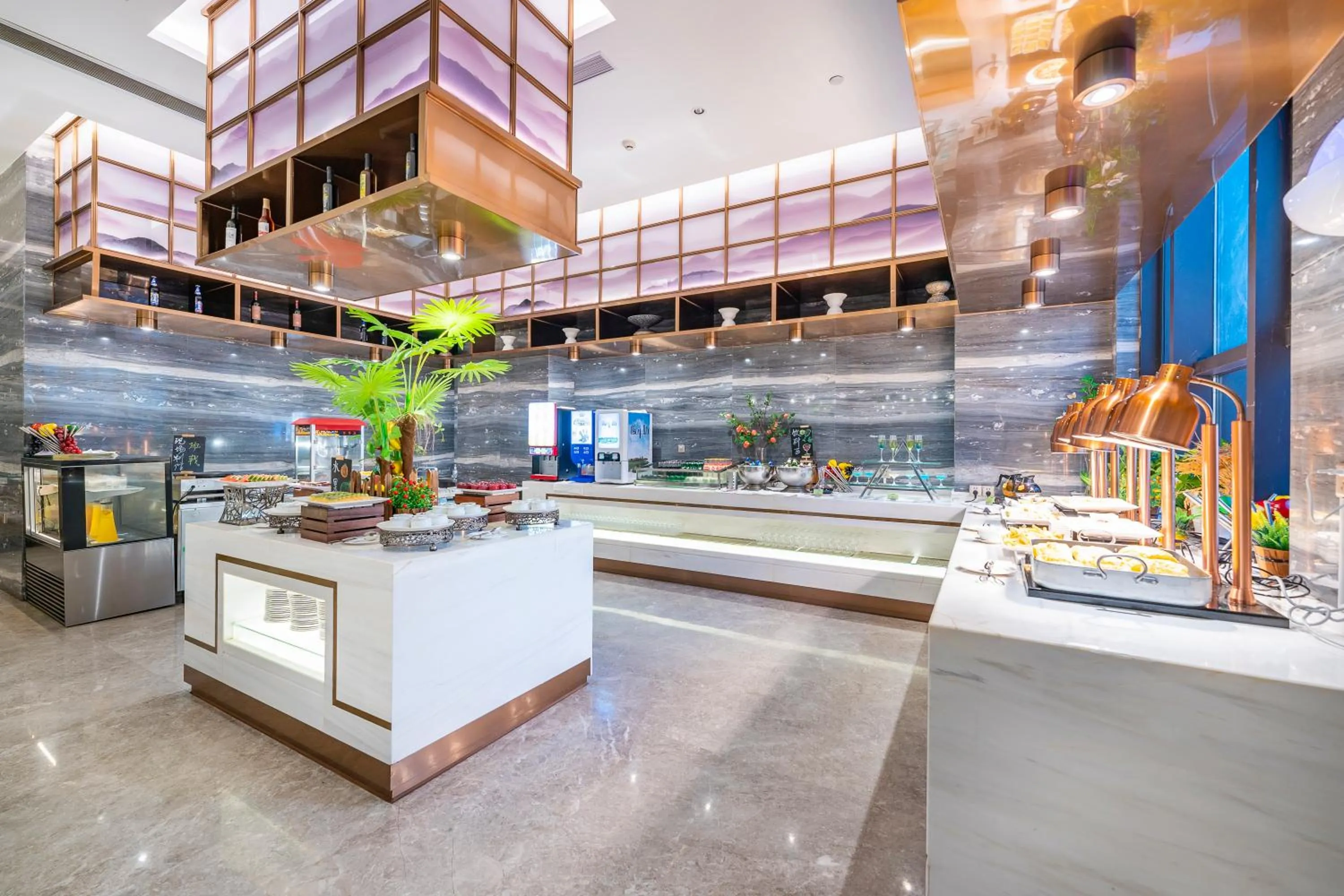 Restaurant/places to eat in Evwa Platinum Hotel