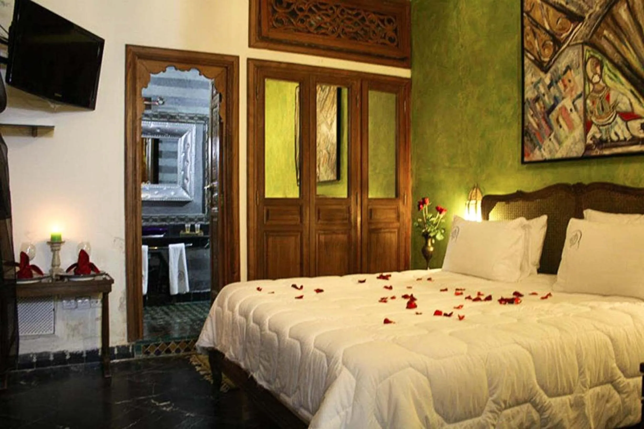 Bed in Riad Arabesque & Spa