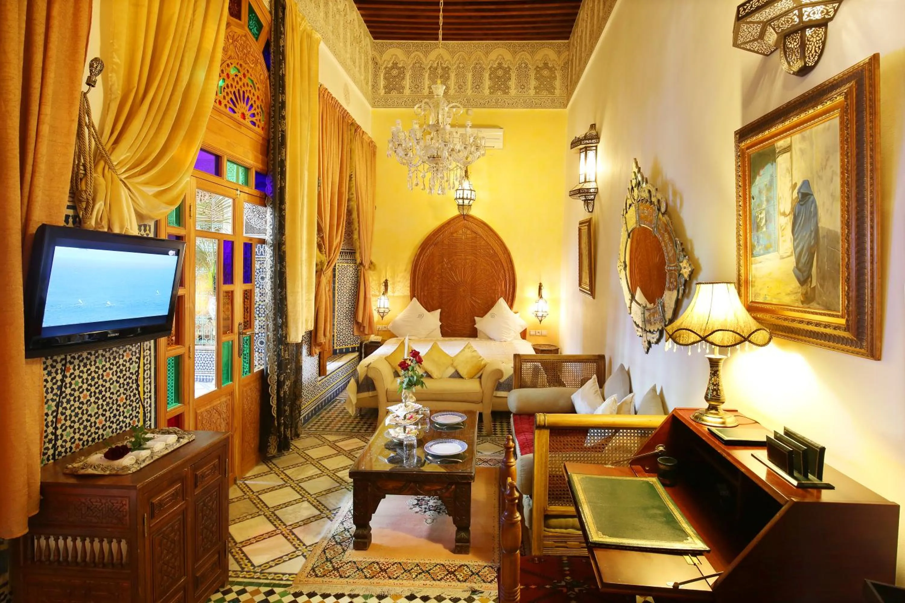 Bed in Riad Arabesque & Spa