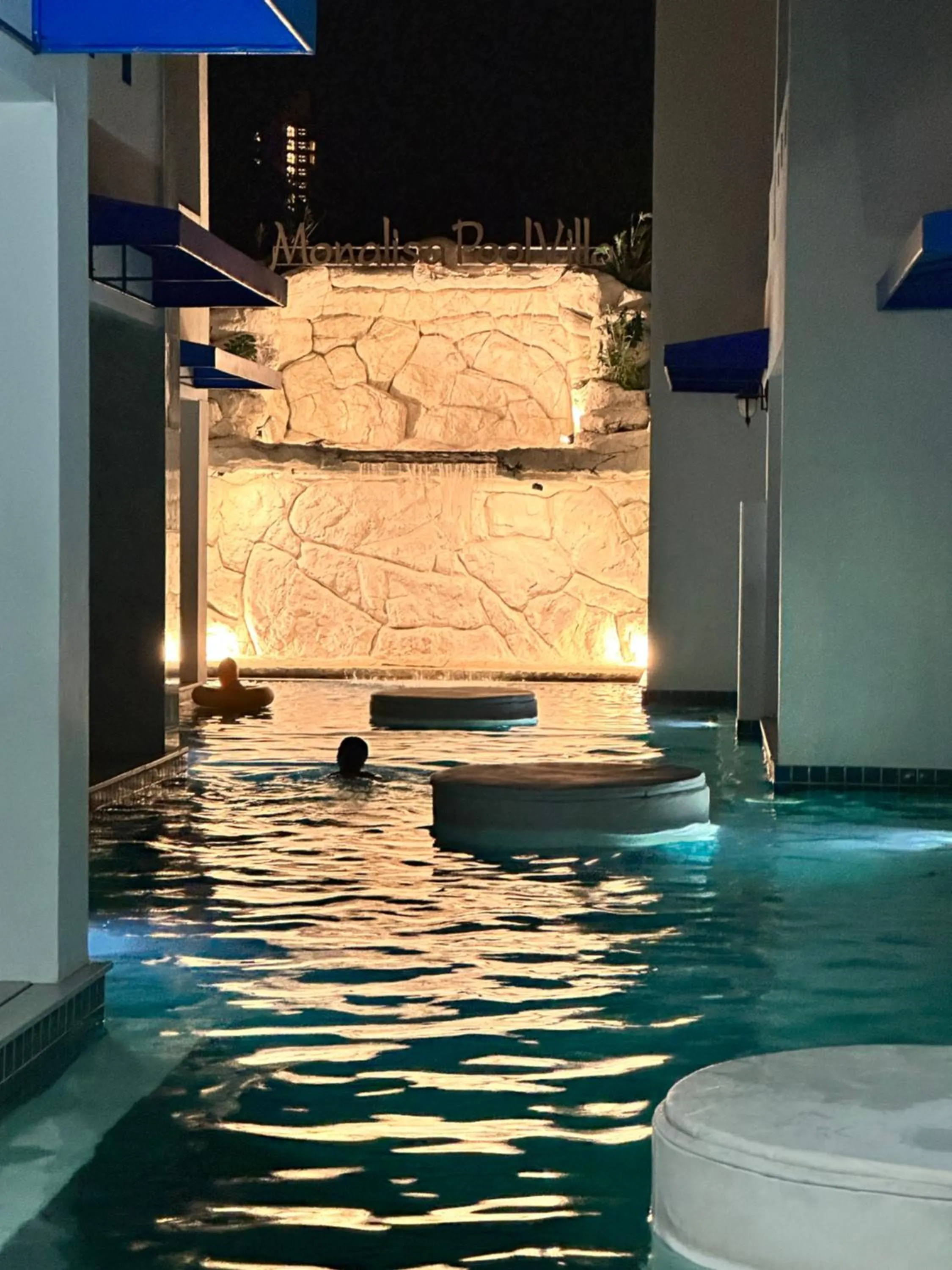 Night in Mona Lisa pool villa