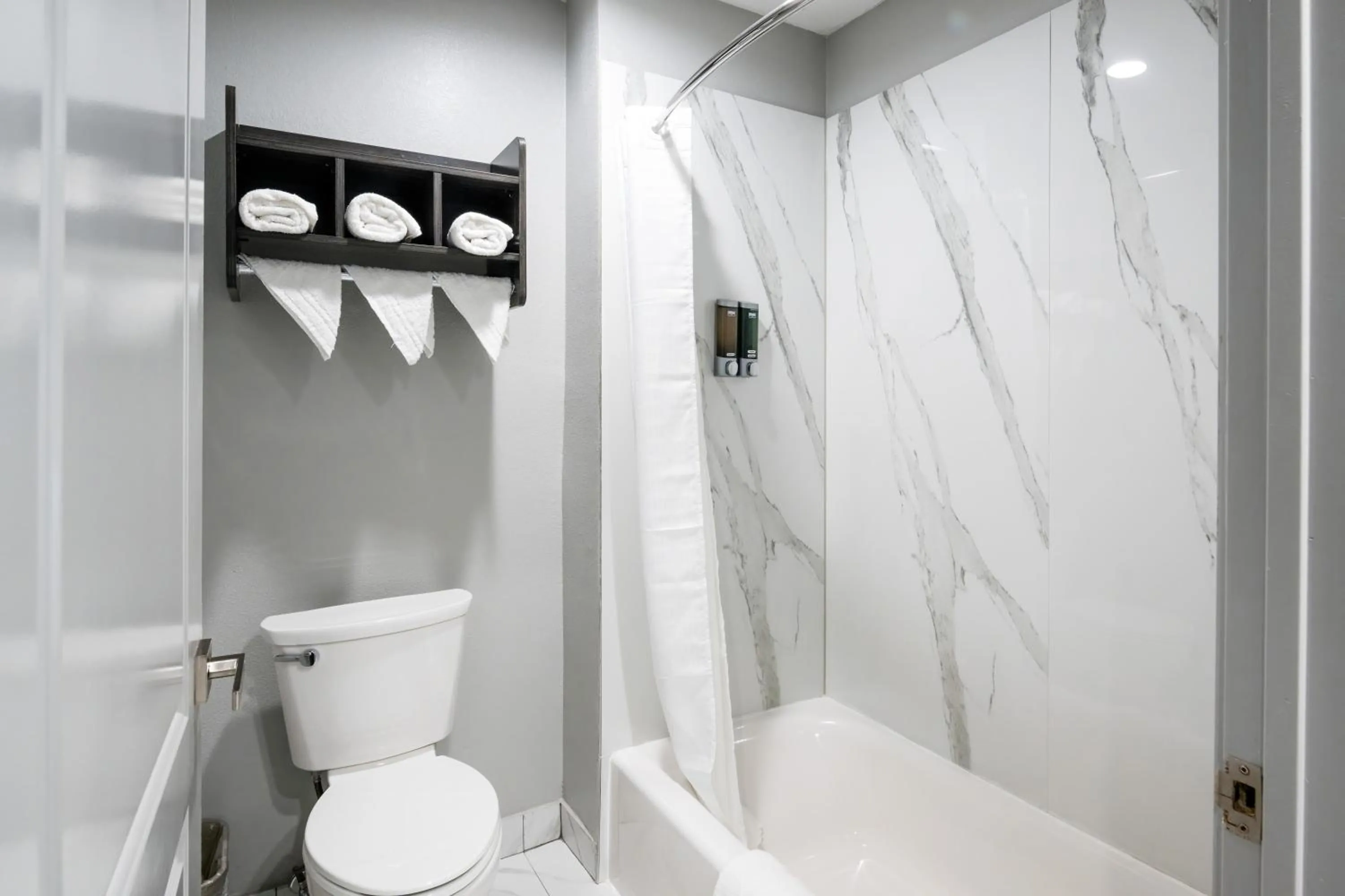 Bathroom in Downtowner Inns - Houston Downtown & Convention Center