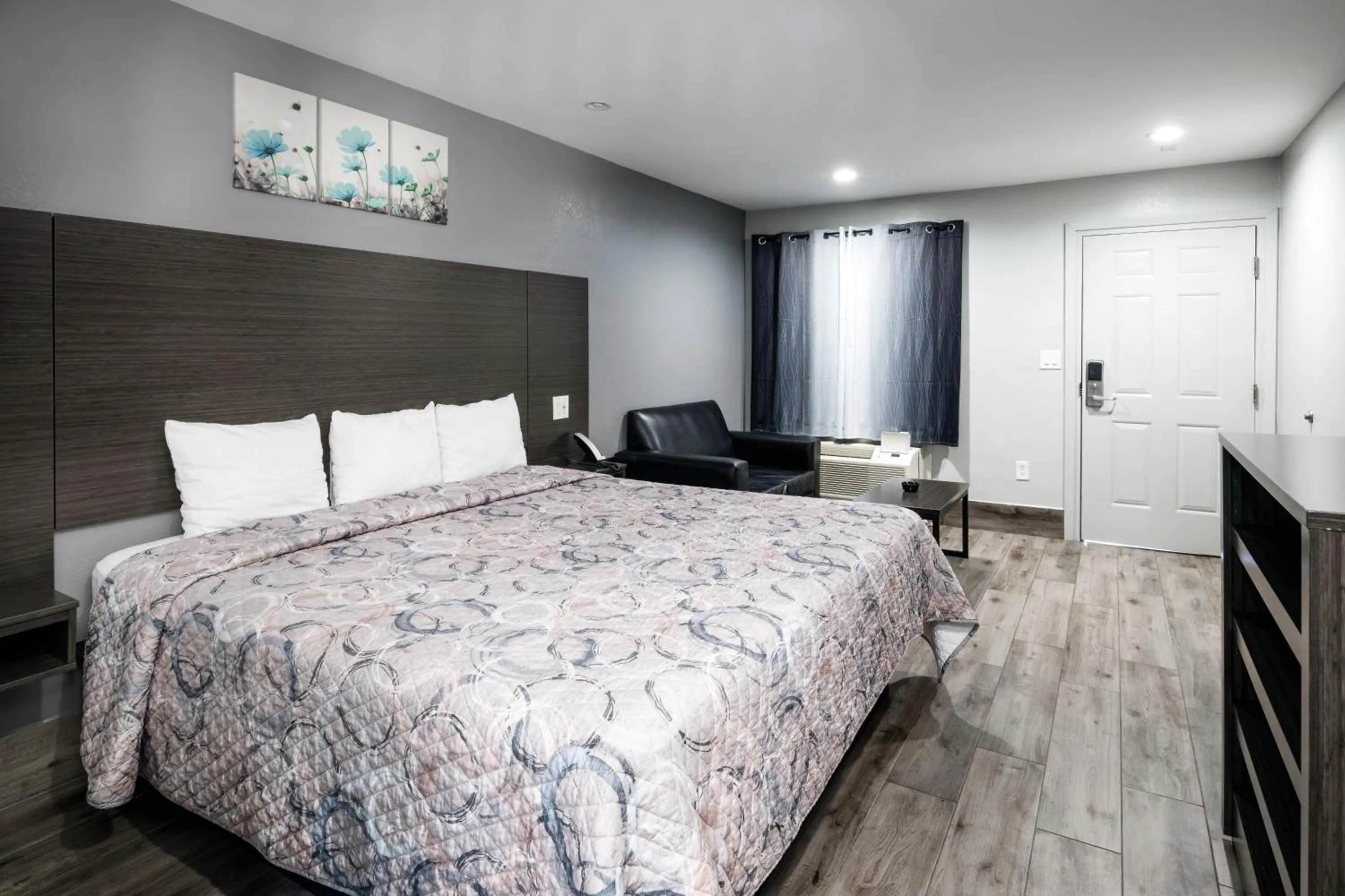 Bedroom, Bed in Downtowner Inns - Houston Downtown & Convention Center