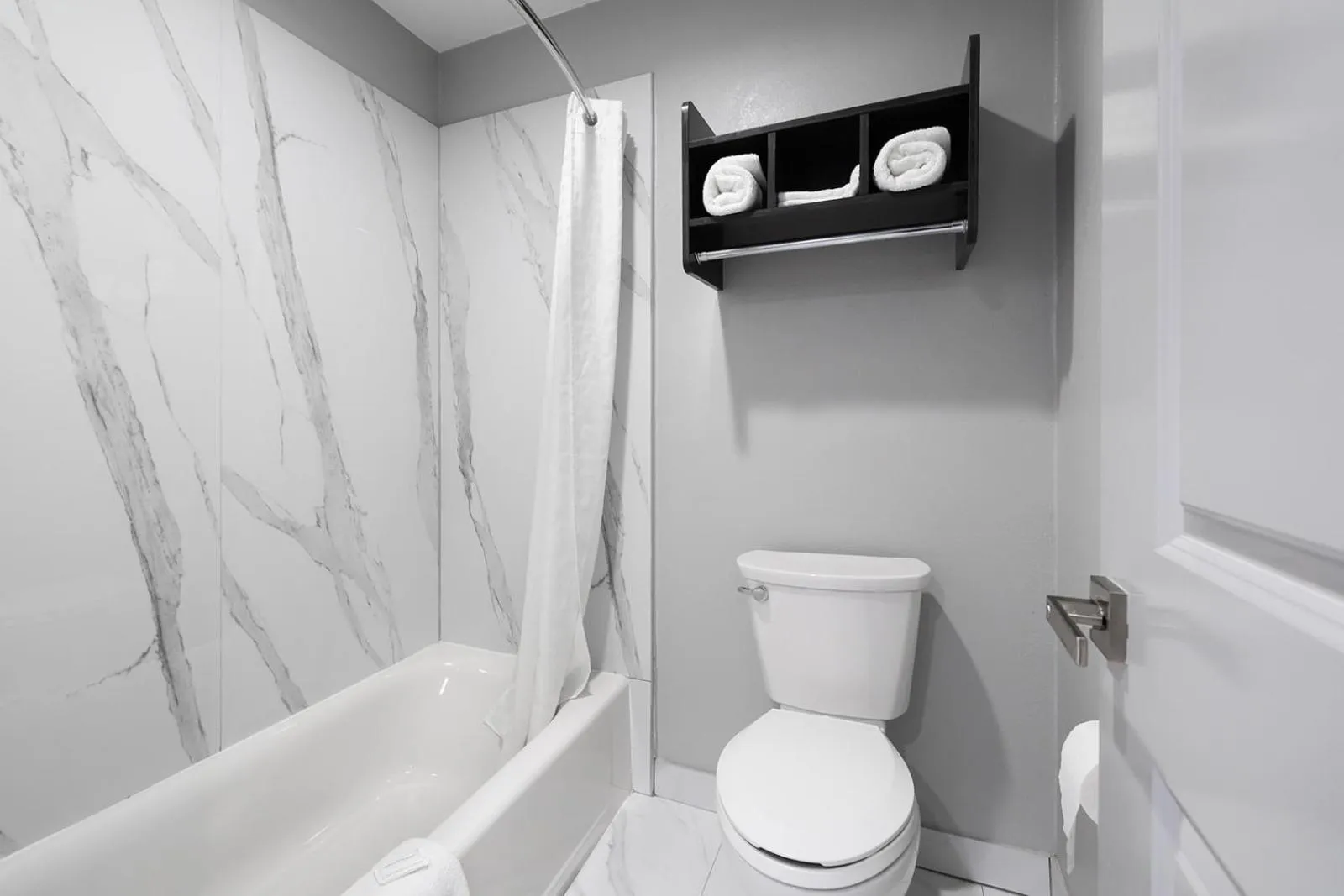 Toilet in Downtowner Inns - Houston Downtown & Convention Center