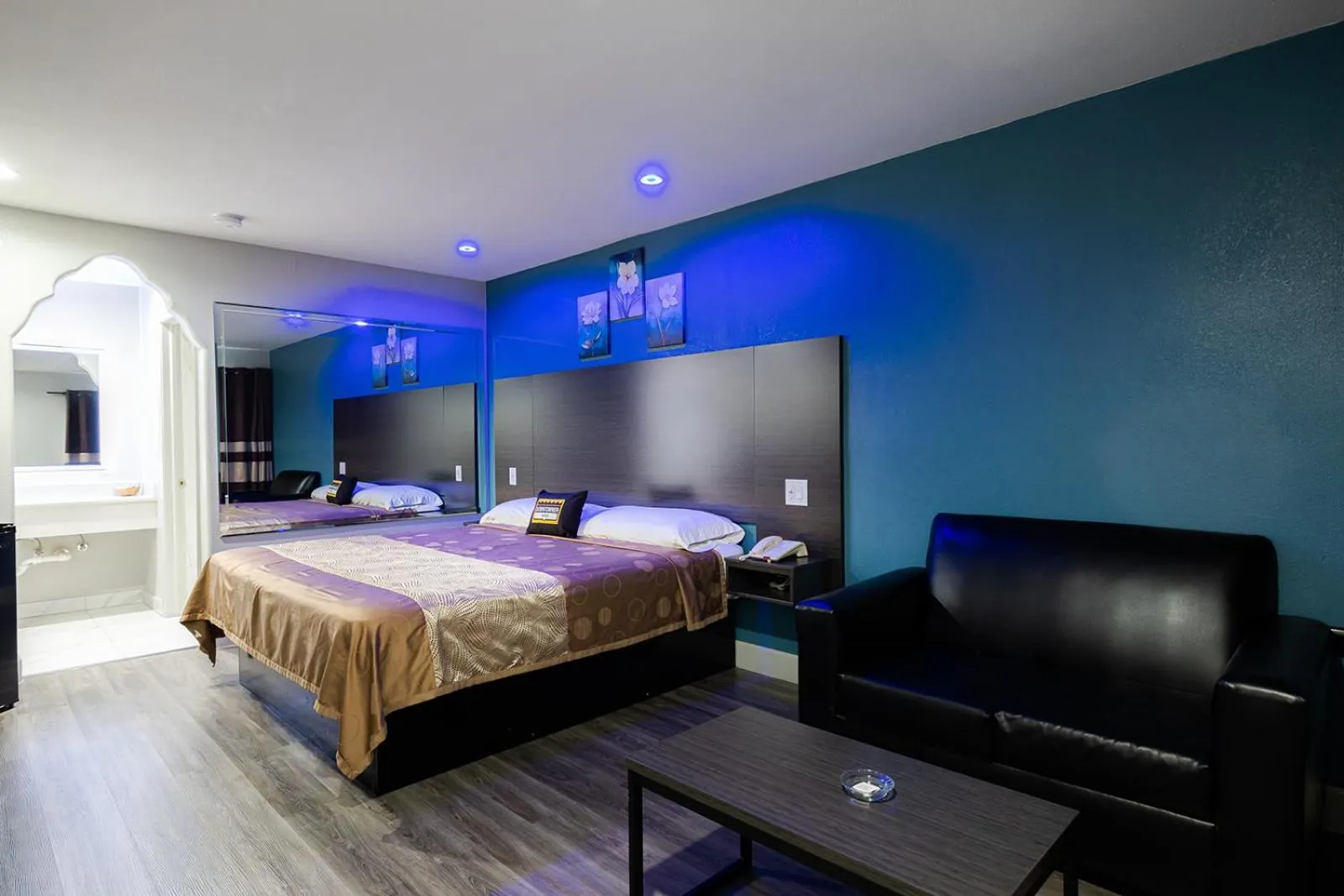 Bed in Downtowner Inns - Houston Downtown & Convention Center