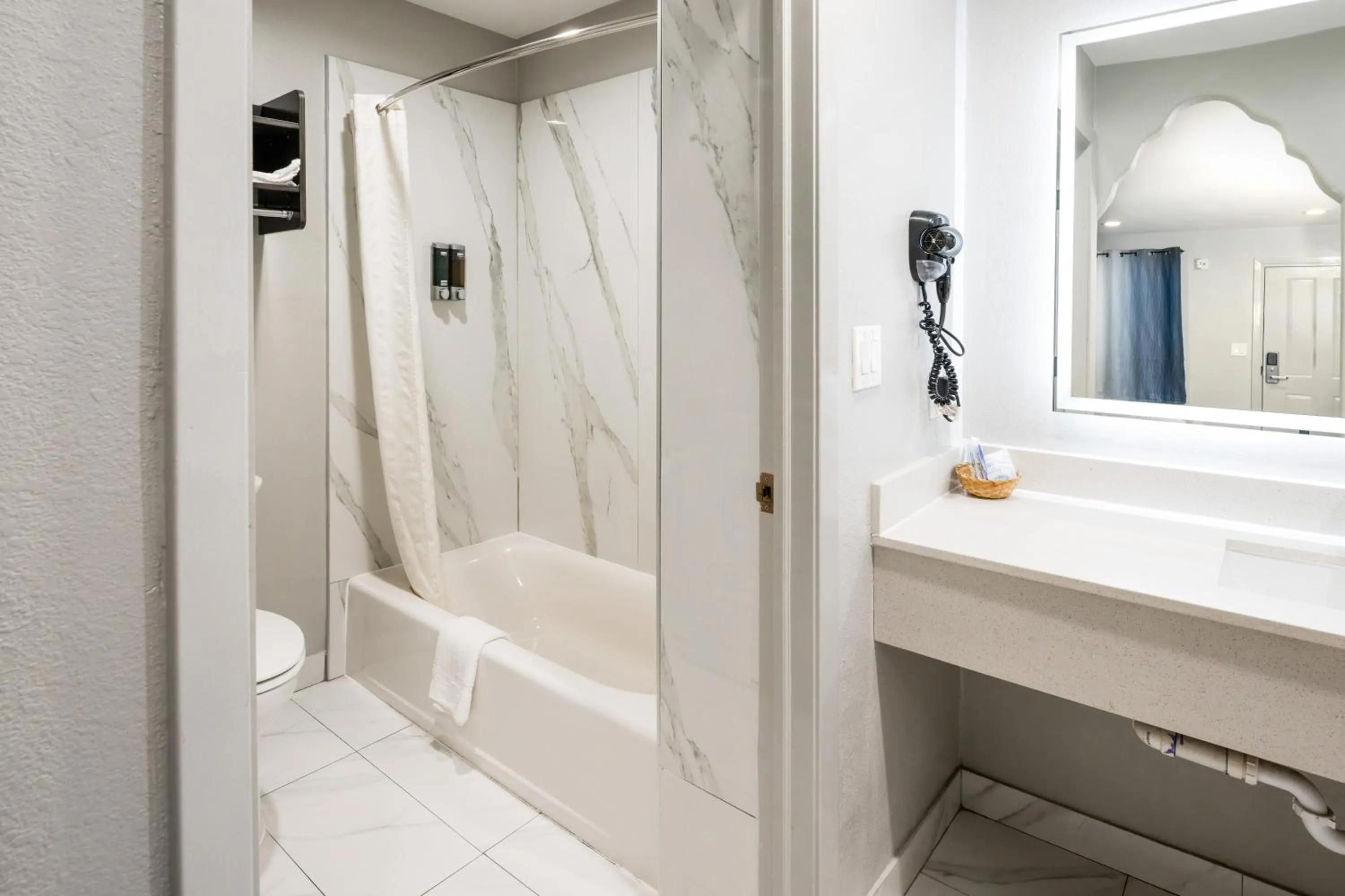 Bathroom in Downtowner Inns - Houston Downtown & Convention Center