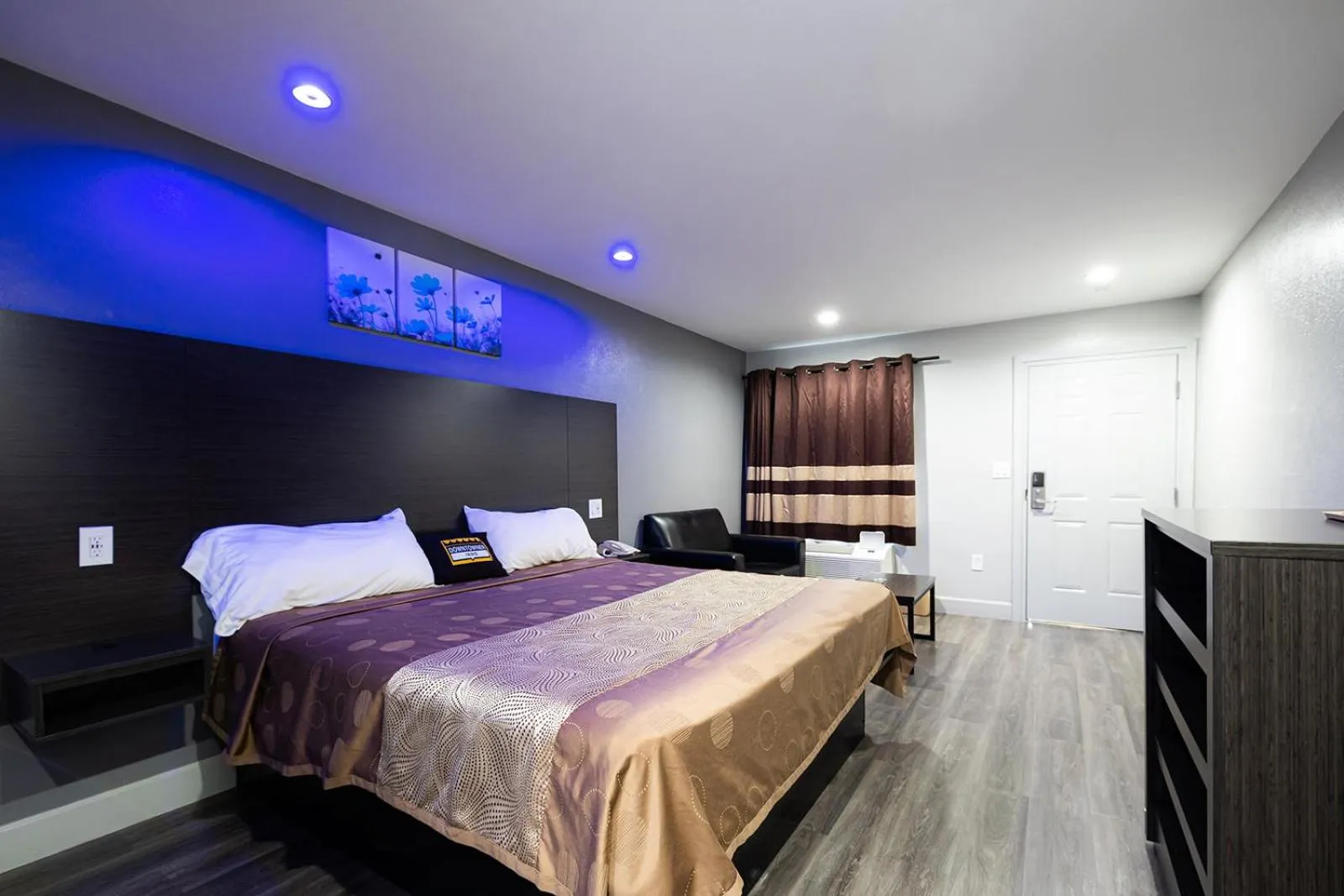 Bed in Downtowner Inns - Houston Downtown & Convention Center