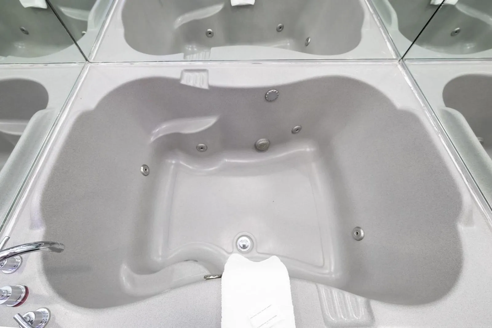 Hot Tub in Downtowner Inns - Houston Downtown & Convention Center