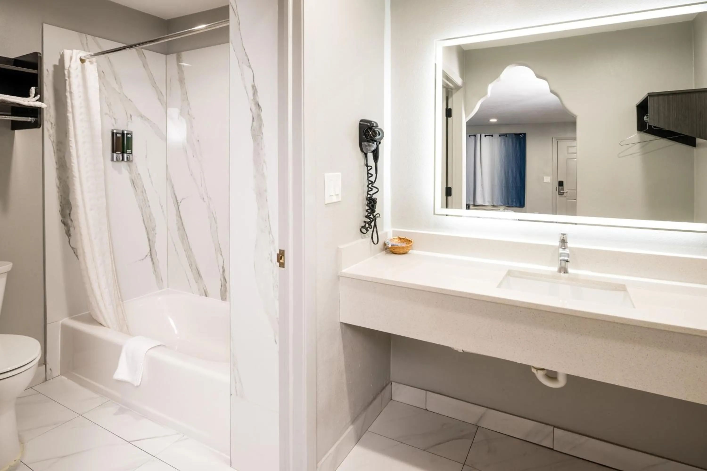 Bathroom in Downtowner Inns - Houston Downtown & Convention Center