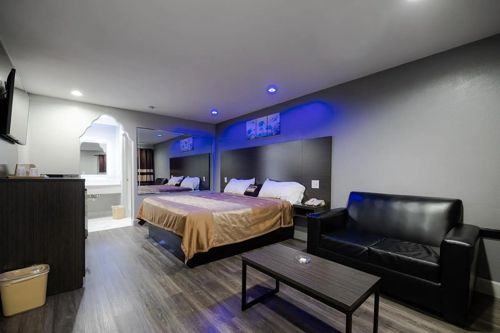 Bed in Downtowner Inns - Houston Downtown & Convention Center